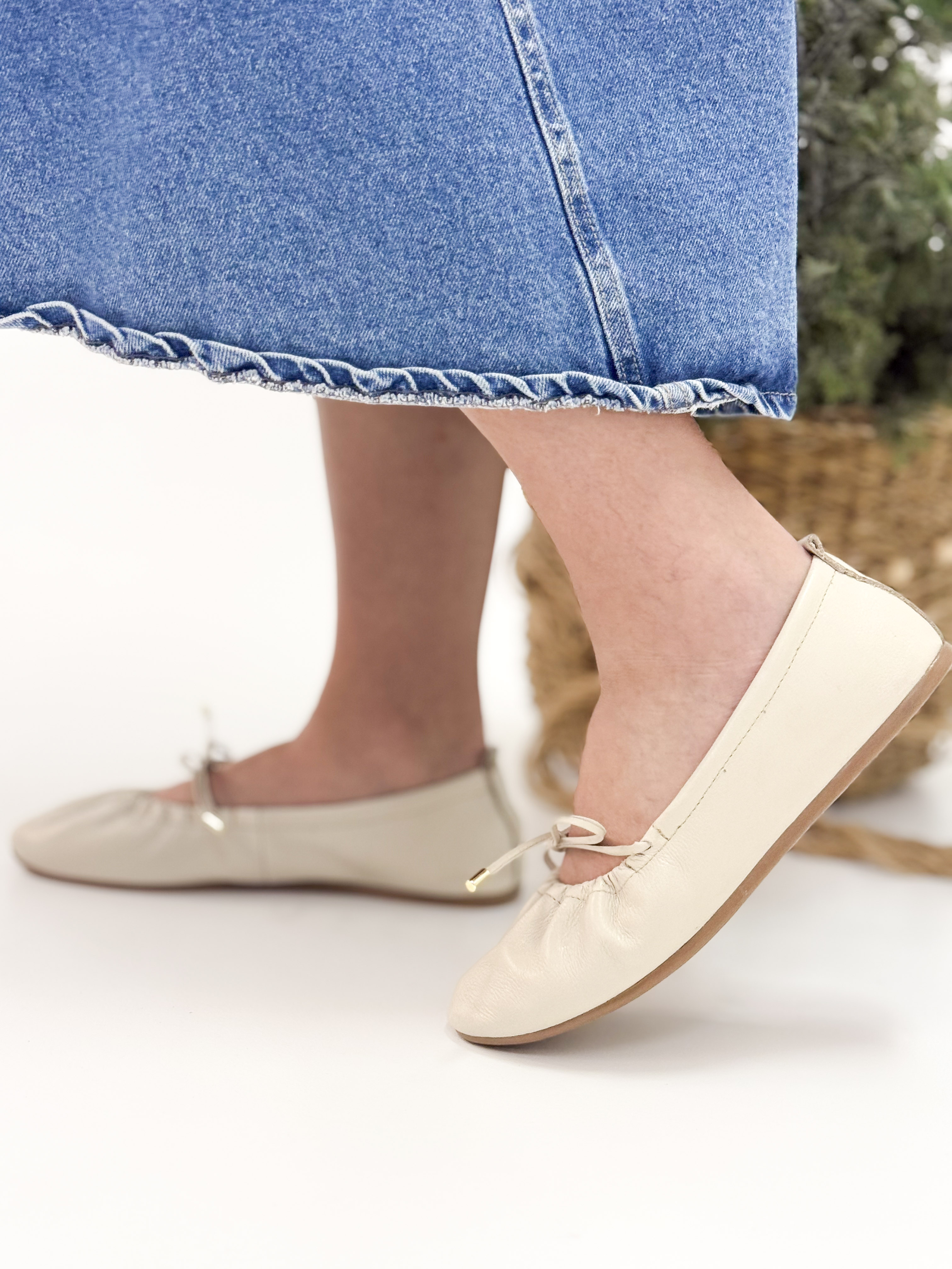 Joi - Sapatilha em Couro Off White com Amarração Delicada e Ponteiras Metálicas Joi - Sapatilha em Couro Off White com Amarração Delicada e Ponteiras Metálicas