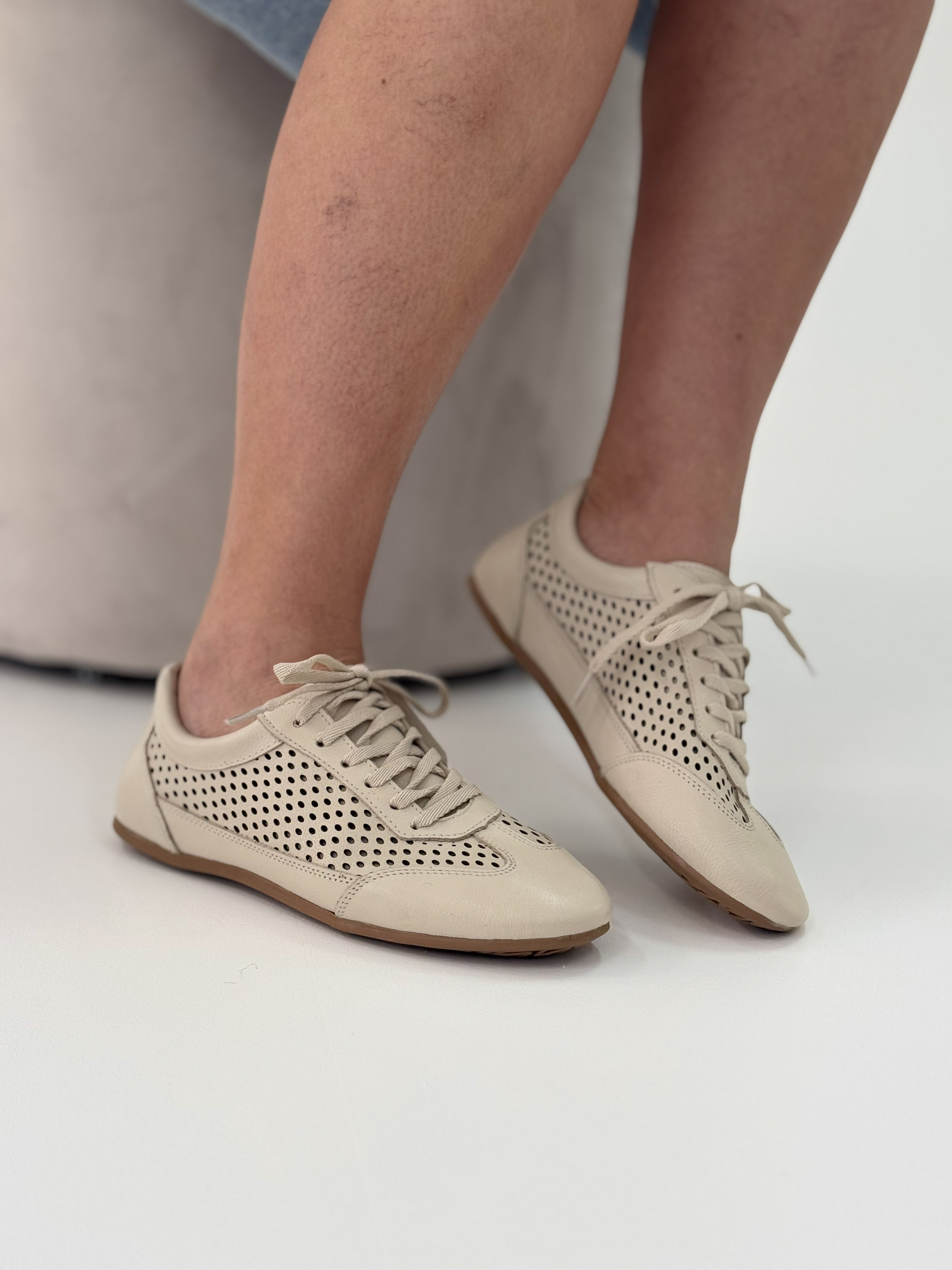 Zê - Tênis Feminino em Couro Off White com Textura Vazada Zê - Tênis Feminino em Couro Off White com Textura Vazada