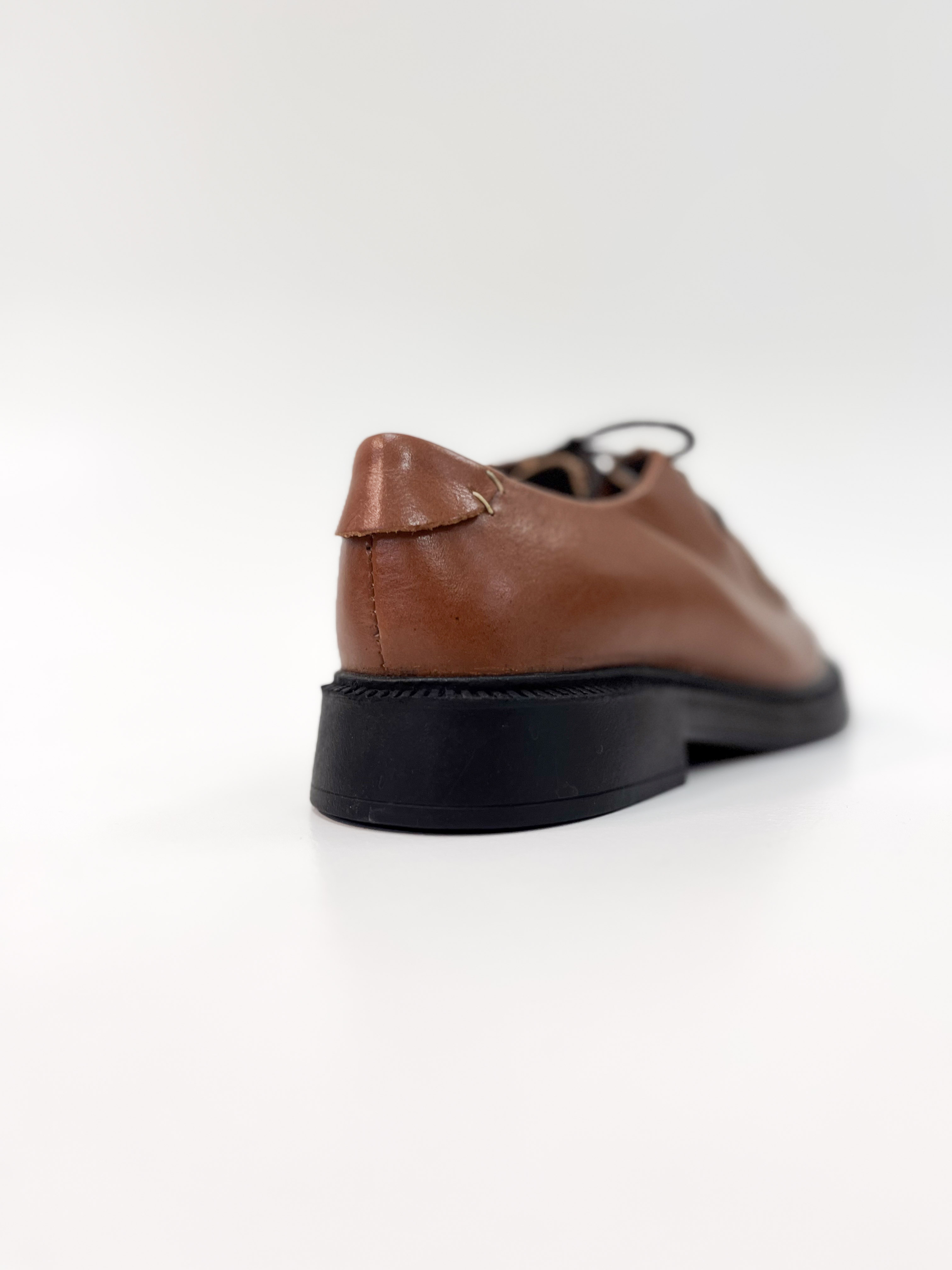 Lu - Mocassim em Couro cor Cognac Solado Tratorado Preto