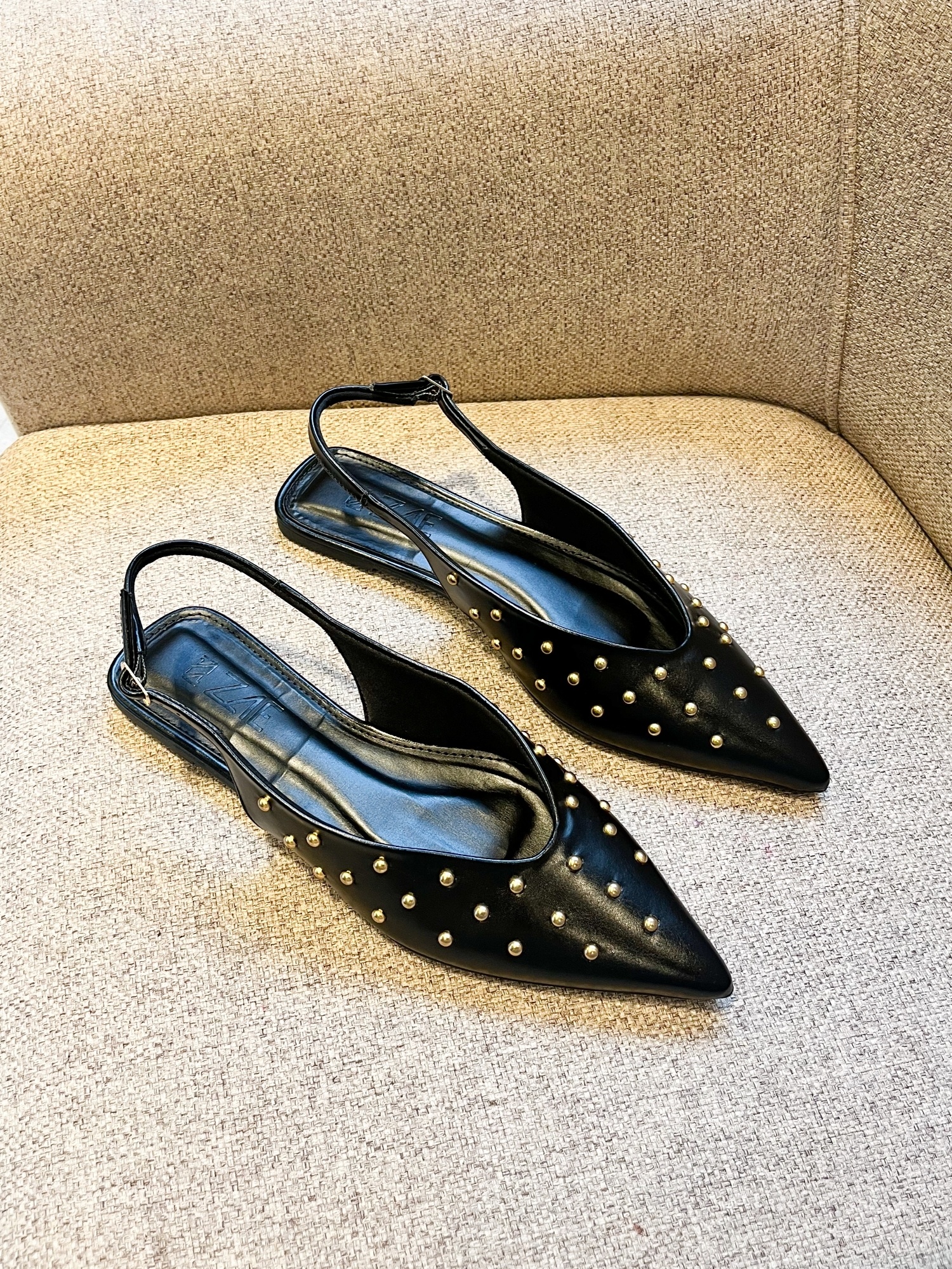 Ani - Sapatilha Slingback Bico Fino Preta com Aplicações Douradas