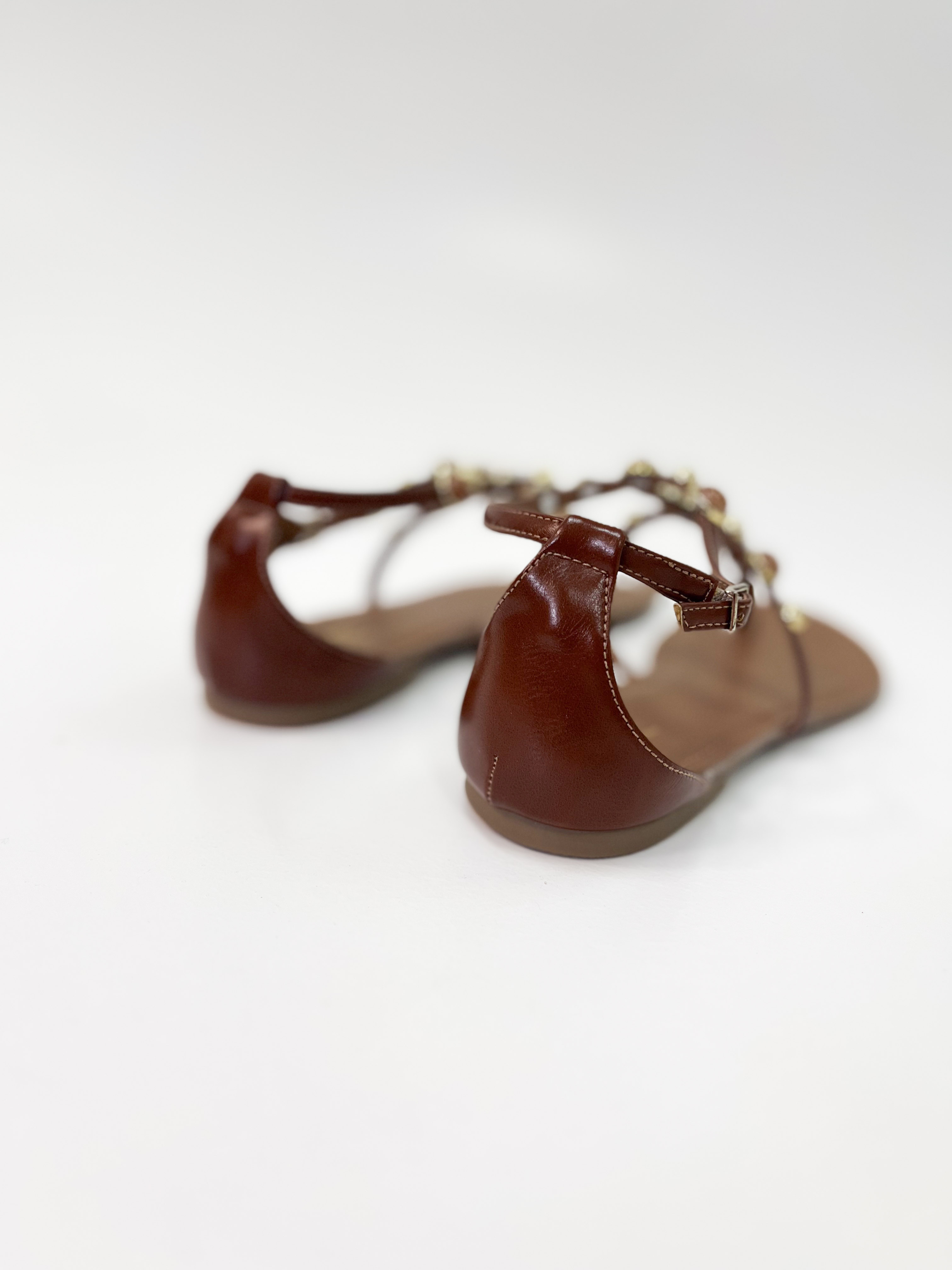 Noemi - Sandália Flat Cor New Whiski Detalhes em Pedrarias