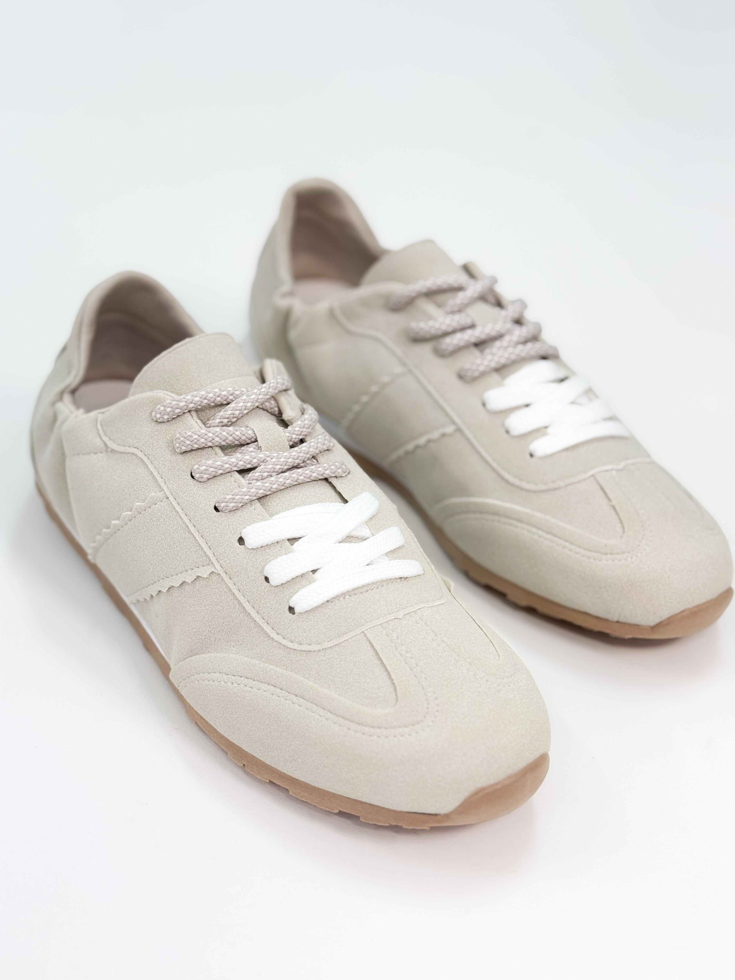 Capri - Tênis em Suede Off White com Recortes e Solado em Borracha Capri - Tênis em Suede Off White com Recortes e Solado em Borracha