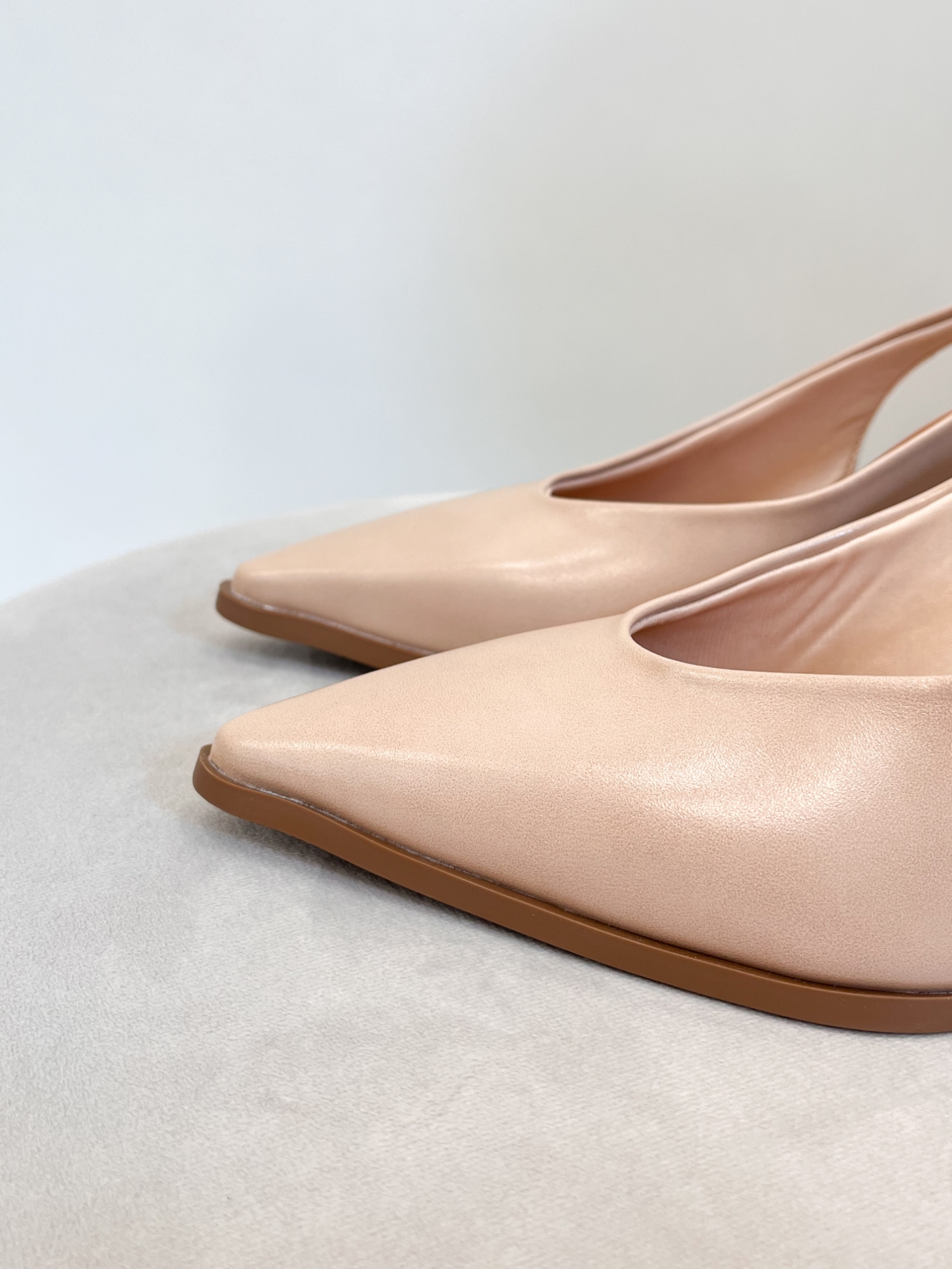Demi - Scarpin Slingback Bico Fino em Suede Amêndoa