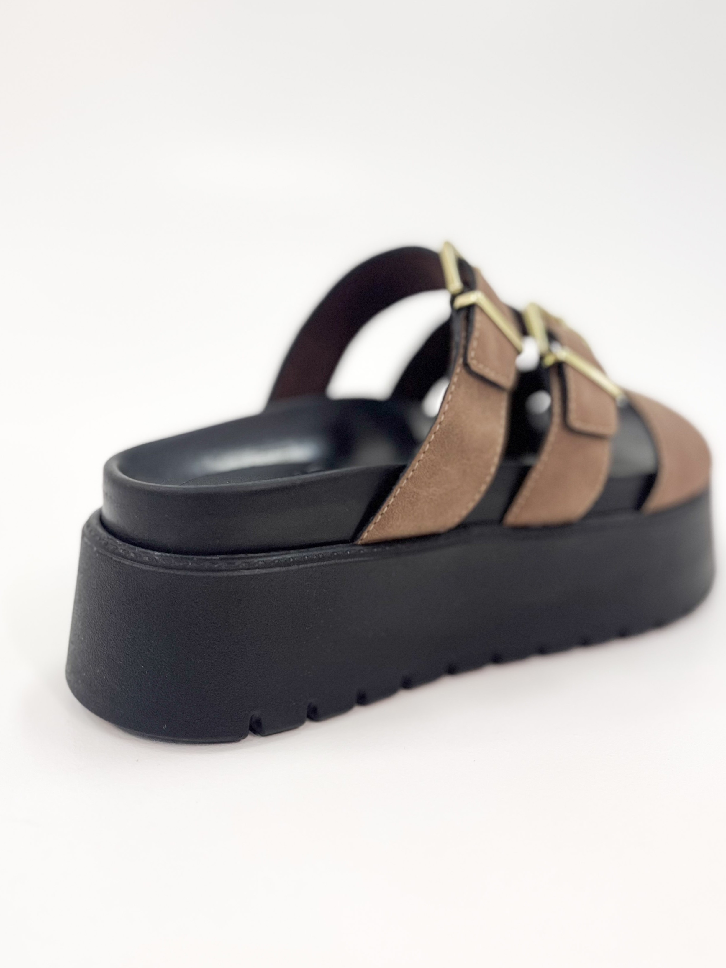 Vivi - Flat Plataforma em Nobuck Marrom Com Três Tiras