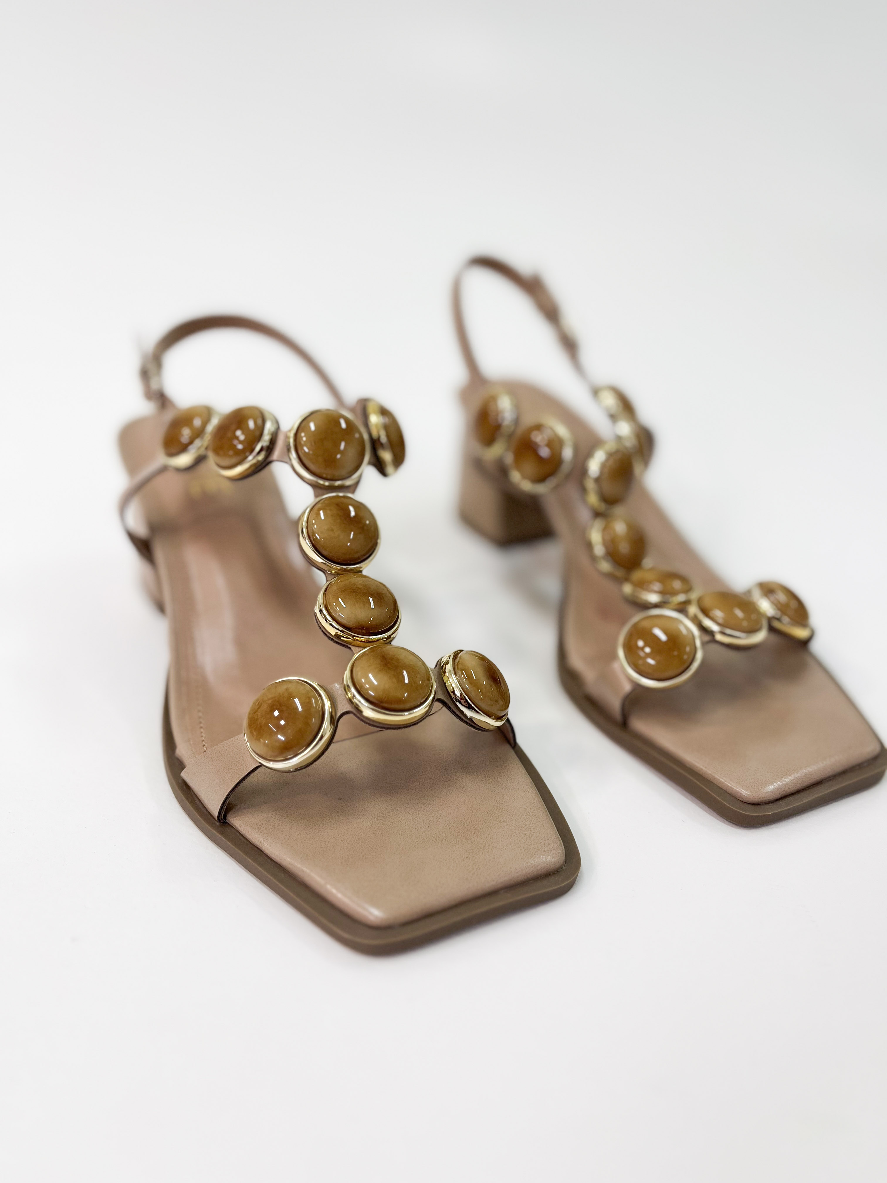Ester - Sandália cor Bistro com Detalhes de Pedrarias Ester - Sandália cor Bistro com Detalhes de Pedrarias