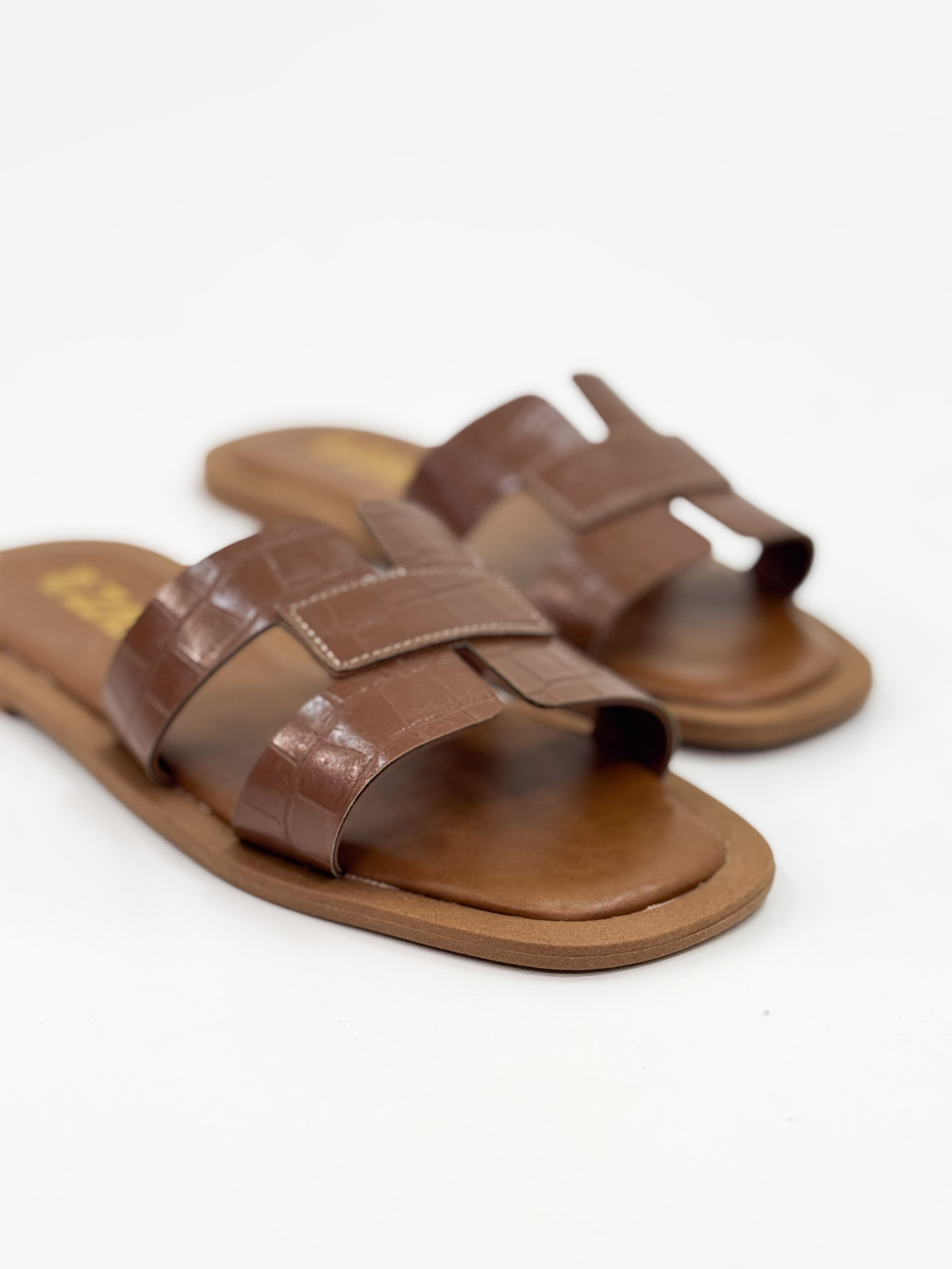 Camila — Chinelo Rasteira Caramelo com Tiras Texturizadas