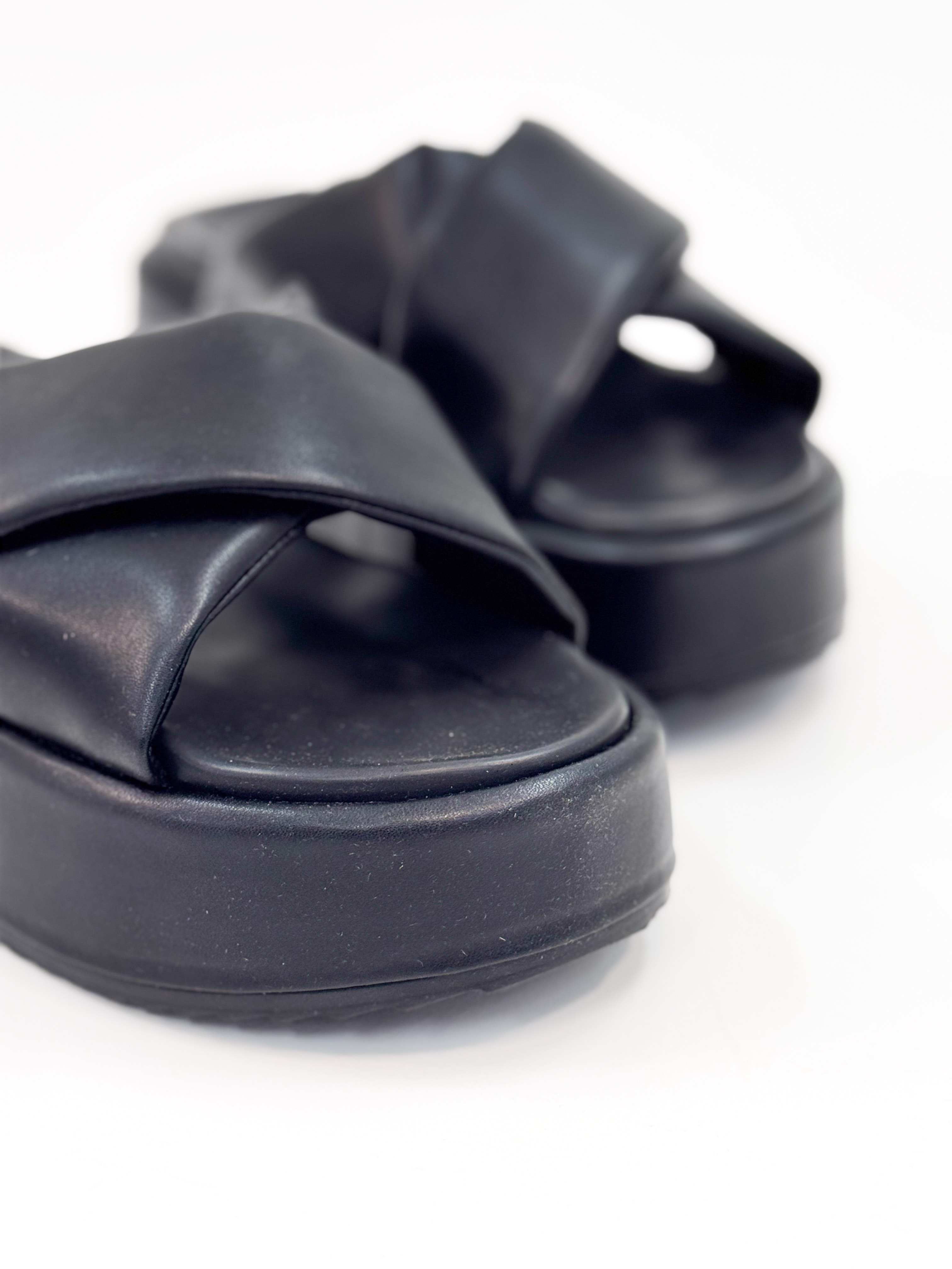 Marci – Tamanco Plataforma Preto com Tiras Largas Cruzadas Marci – Tamanco Plataforma Preto com Tiras Largas Cruzadas