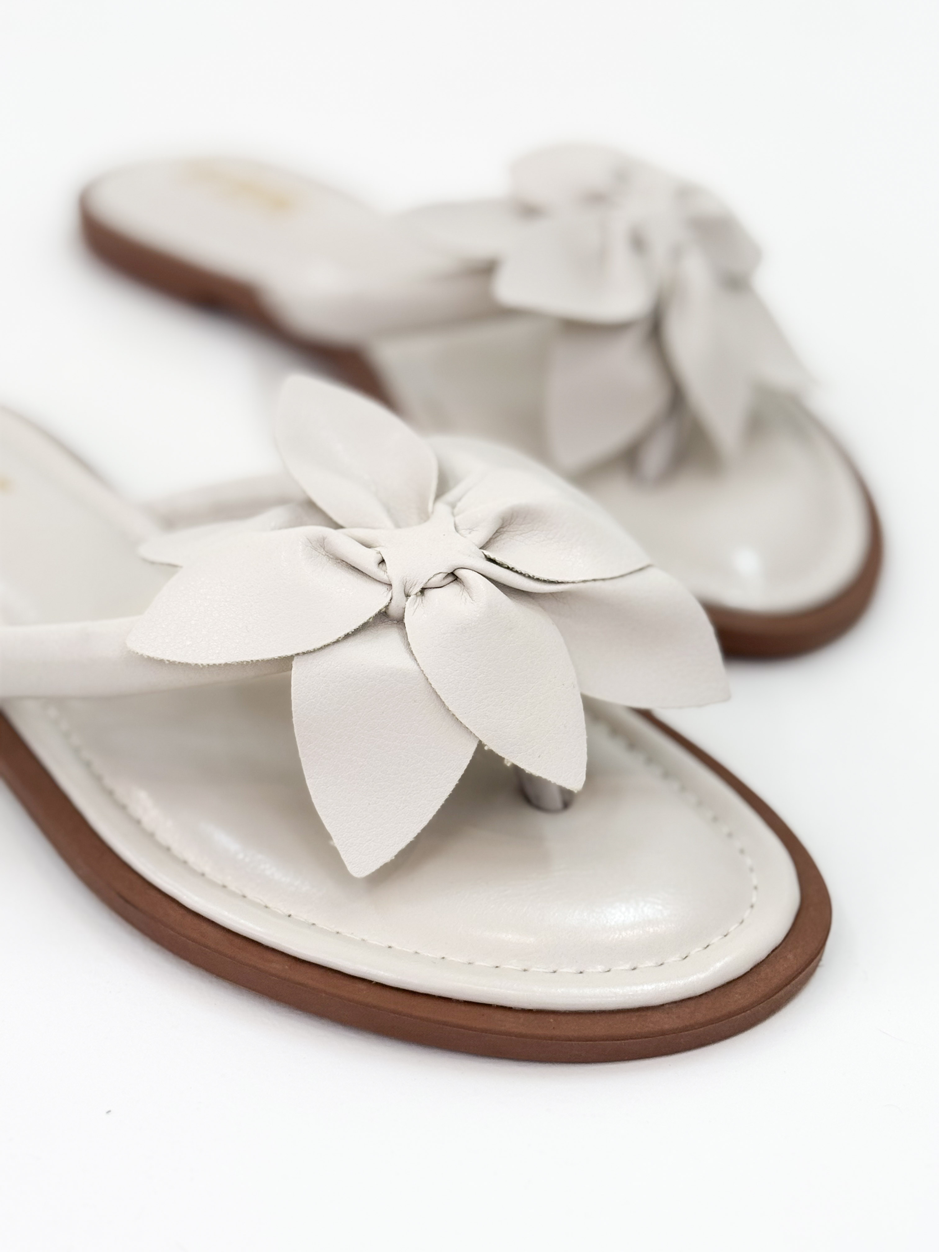 Dani — Chinelo Rasteira Off White com Flor Dani — Chinelo Rasteira Off White com Flor