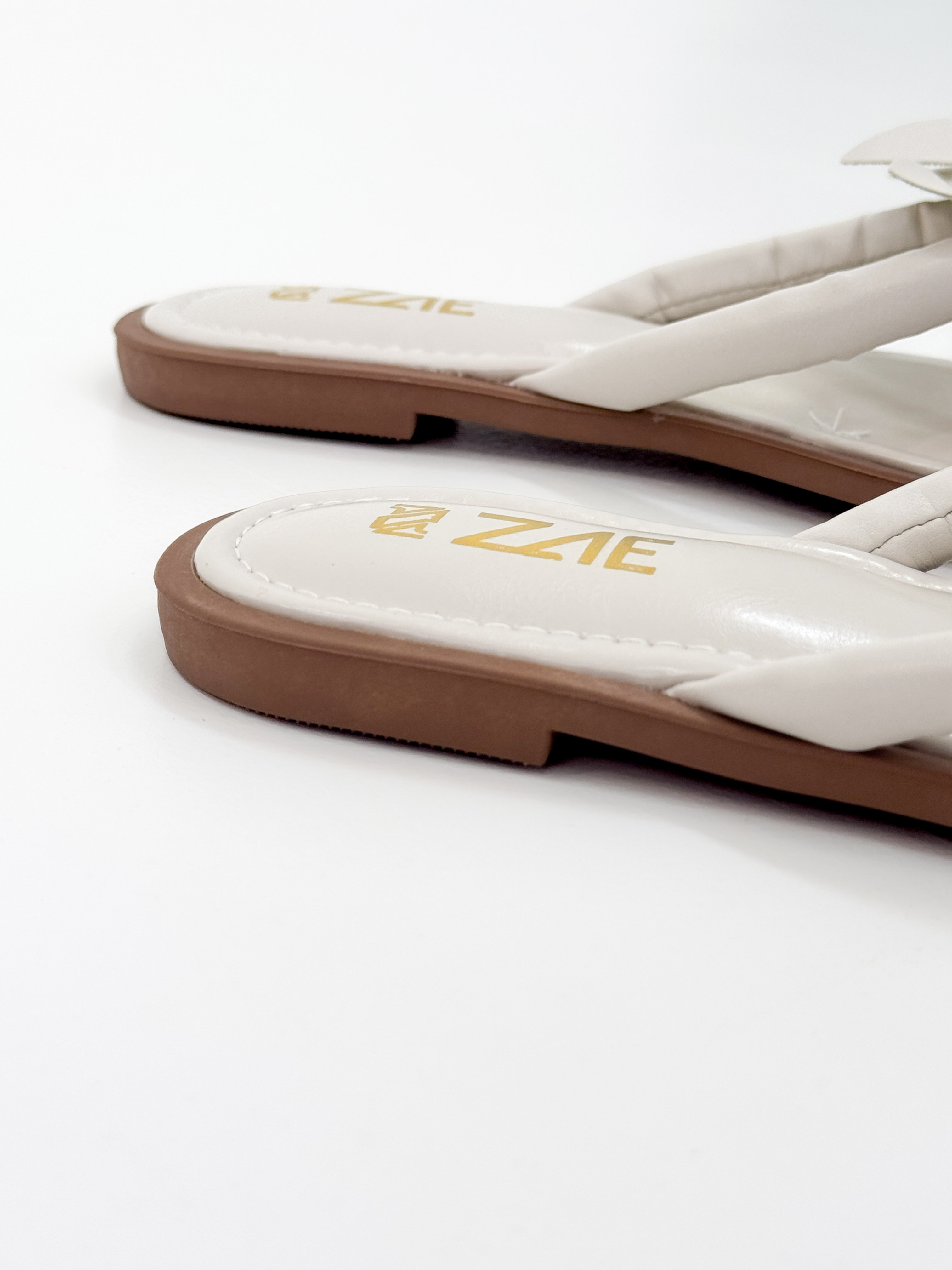 Dani — Chinelo Rasteira Off White com Flor Dani — Chinelo Rasteira Off White com Flor
