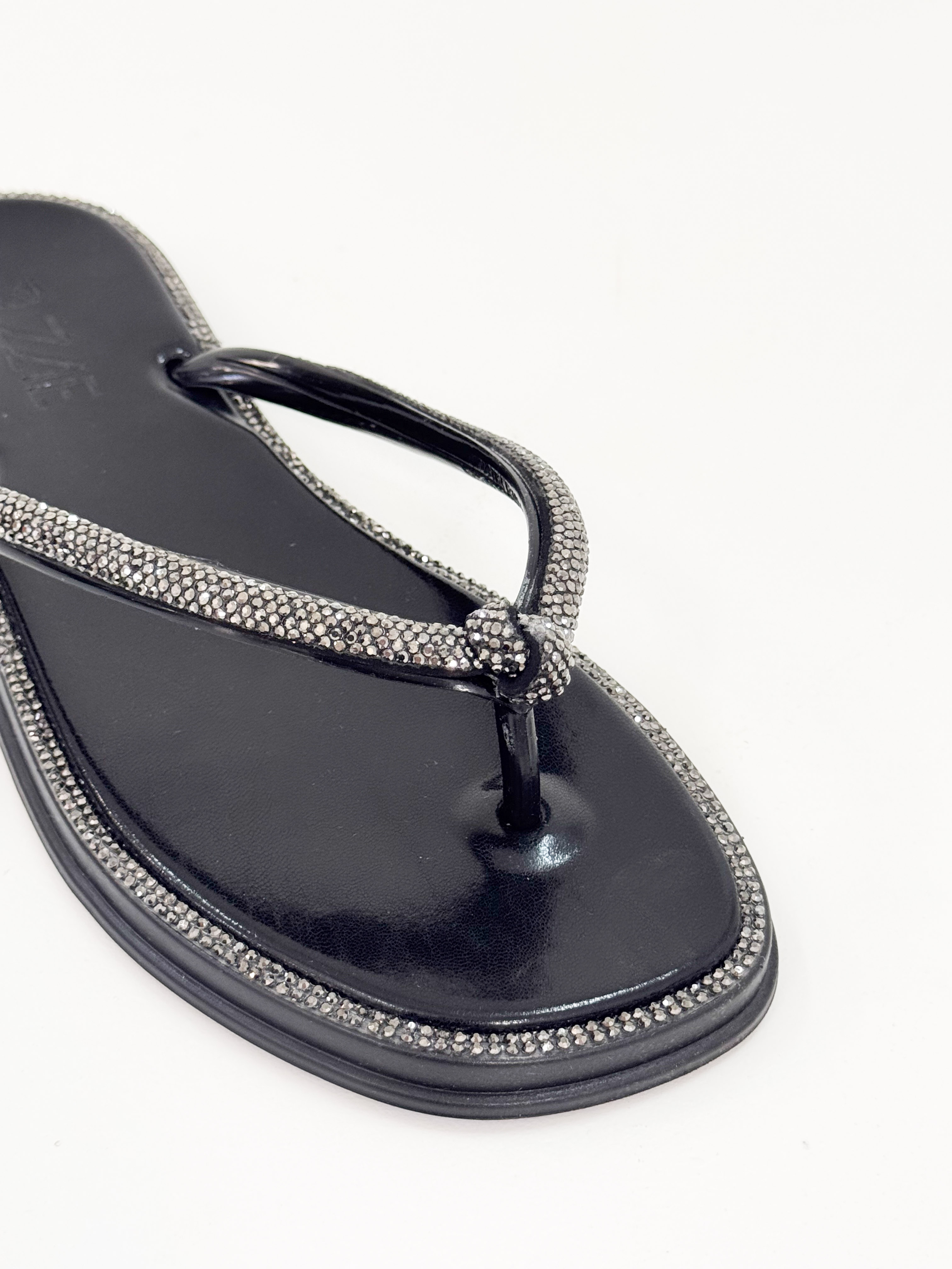 Martina - Chinelo Papete Preto com Detalhe Trançado e Aplicações Martina - Chinelo Papete Preto com Detalhe Trançado e Aplicações