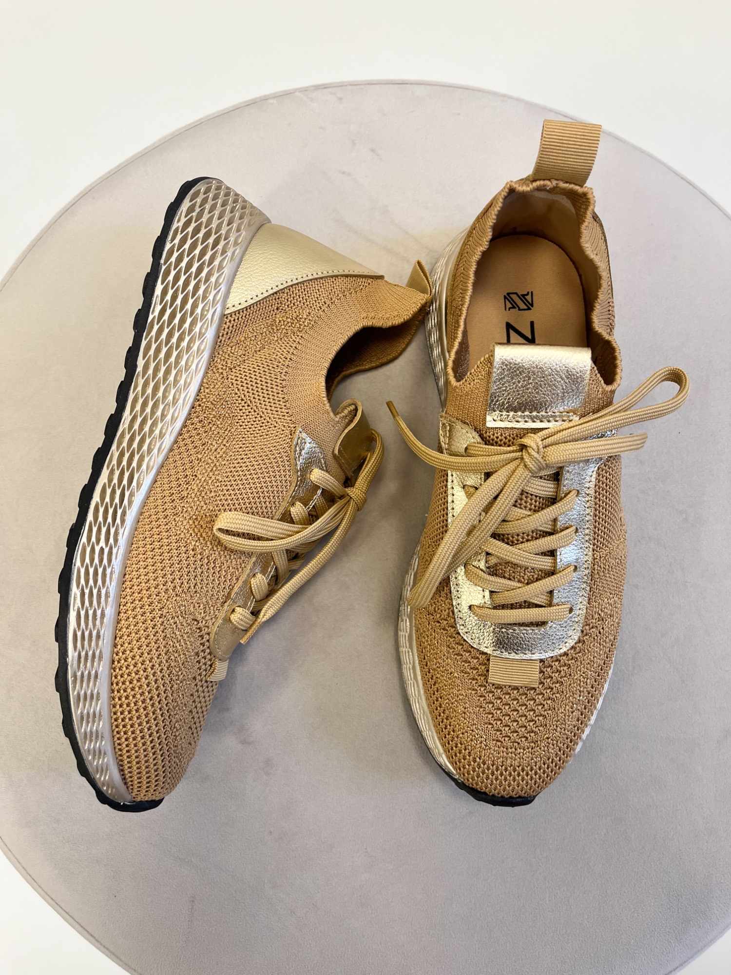 Ayla - Tênis Feminino Casual Knit Dourado Ultraleve Ayla - Tênis Feminino Casual Knit Dourado Ultraleve