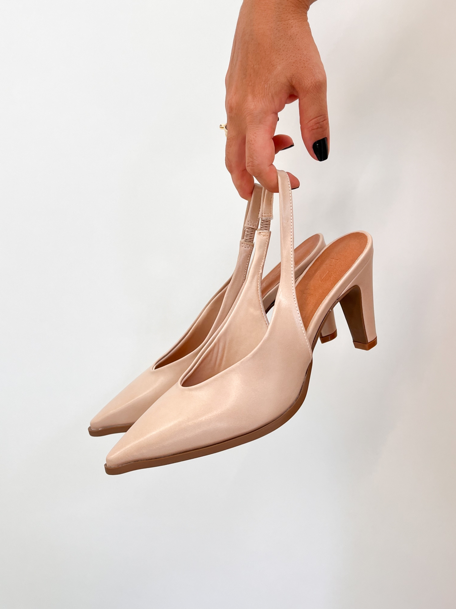 Demi - Scarpin Slingback Bico Fino em Suede Amêndoa