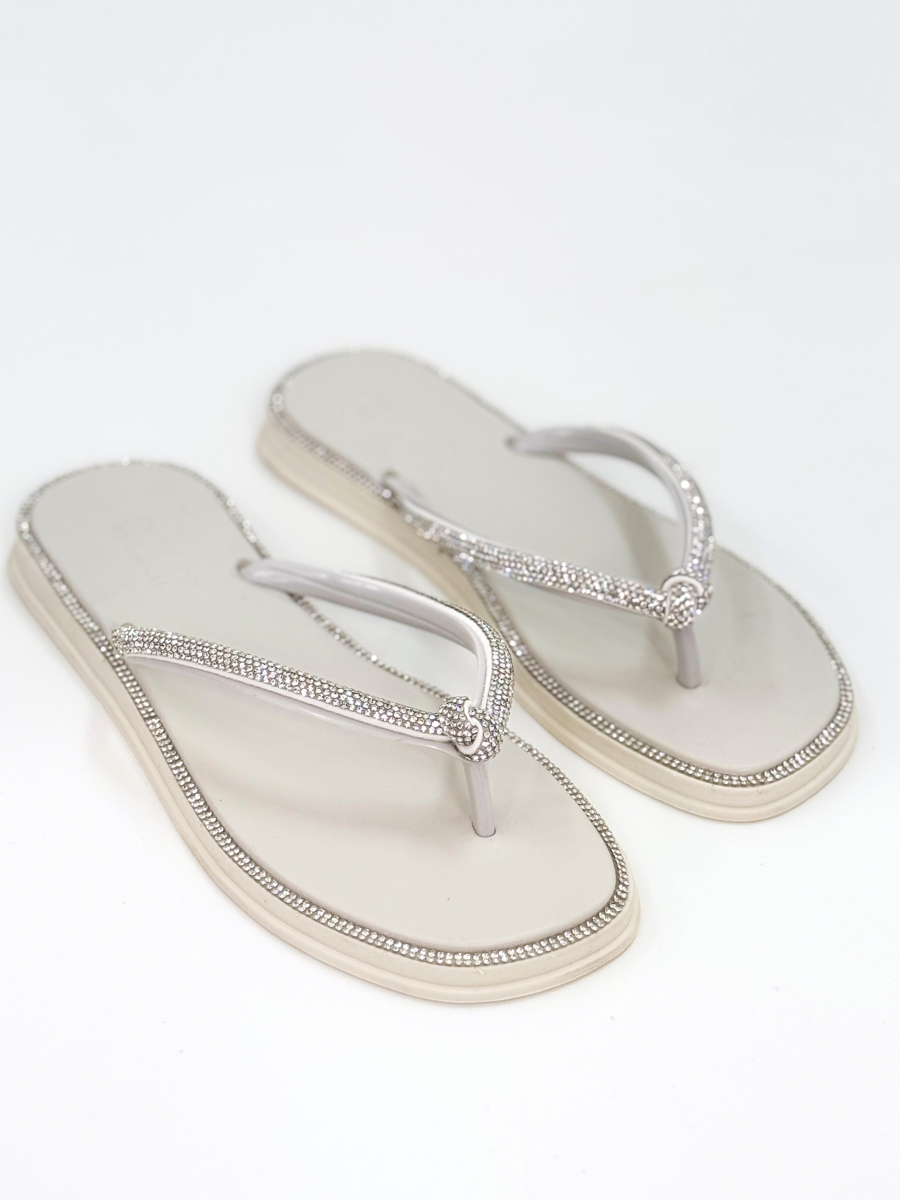Martina - Chinelo Papete Off White com Detalhe Trançado e Aplicações Martina - Chinelo Papete Off White com Detalhe Trançado e Aplicações