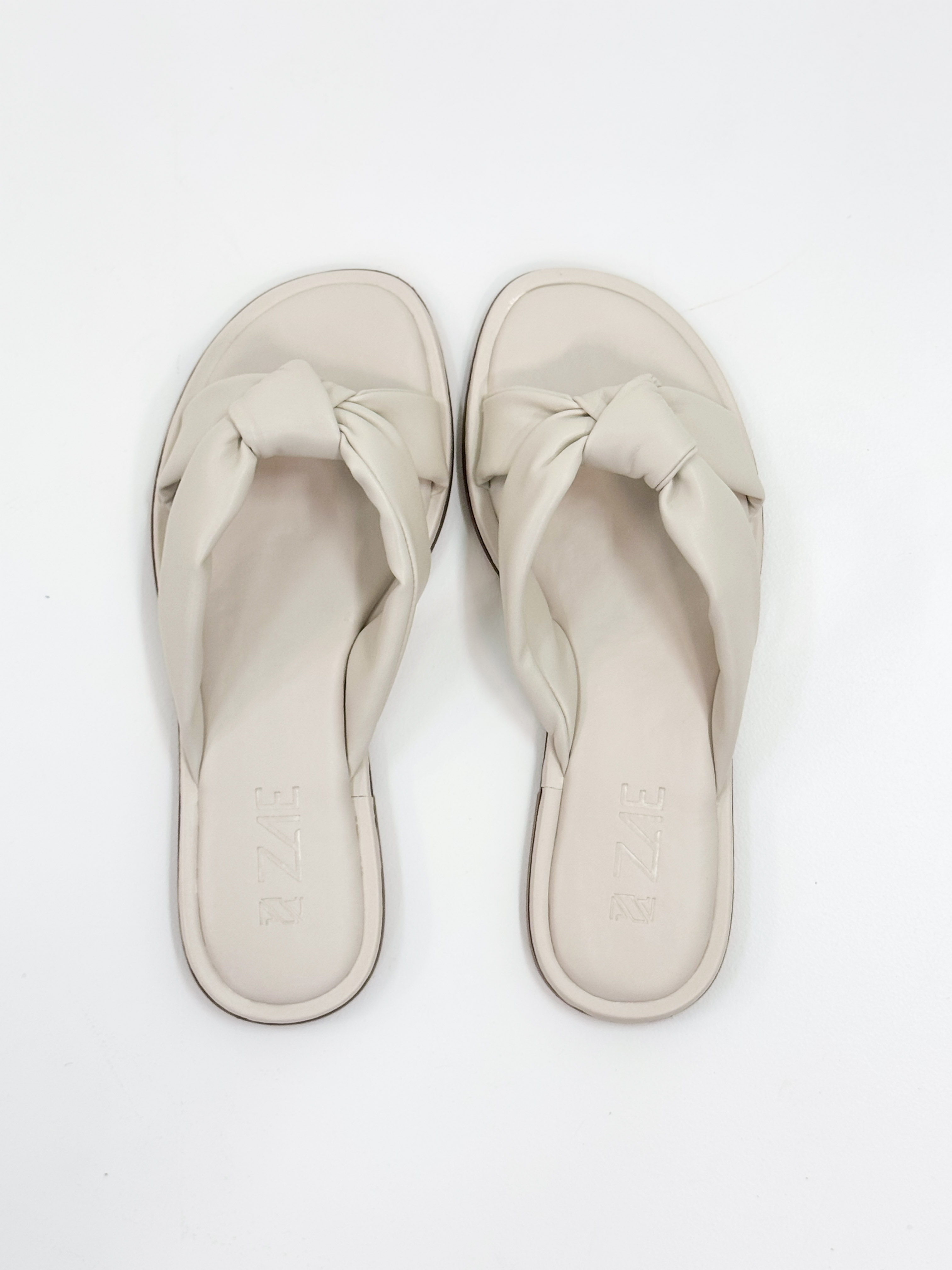 Sofi –Chinelo Rasteira Off White com Tiras Acolchoadas Sofi –Chinelo Rasteira Off White com Tiras Acolchoadas