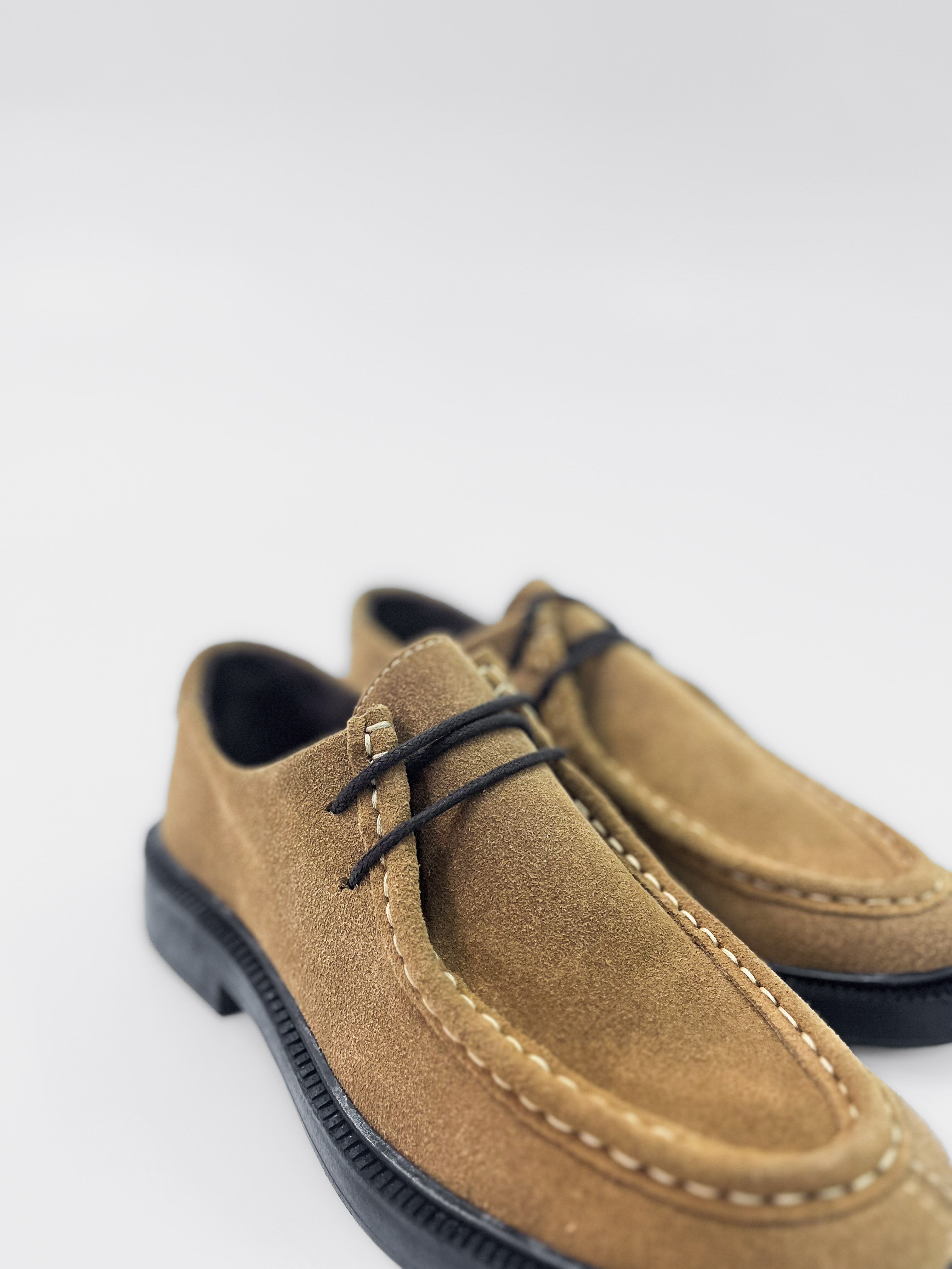 Lu - Mocassim em Couro Camel Solado Tratorado Preto