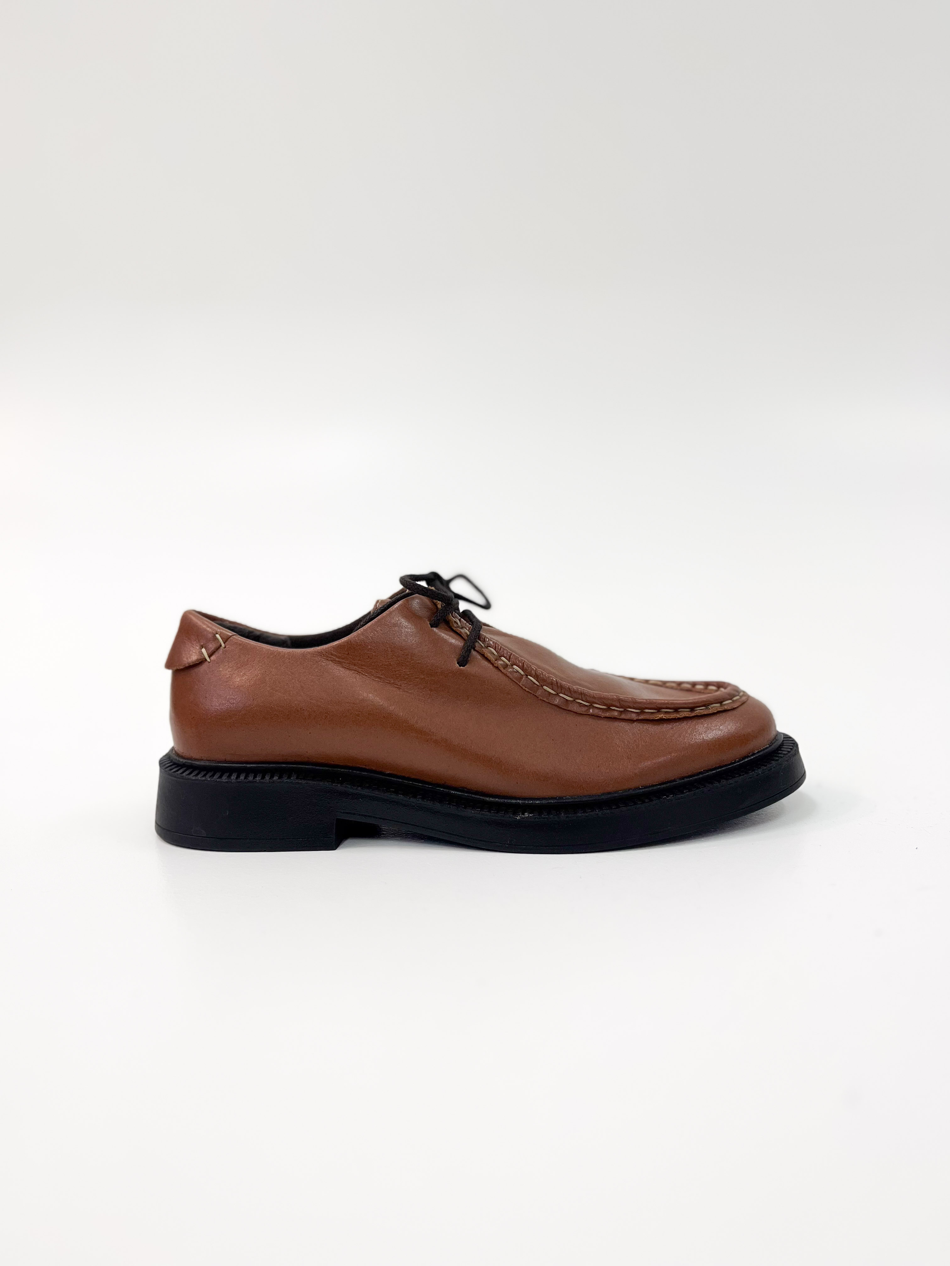 Lu - Mocassim em Couro cor Cognac Solado Tratorado Preto