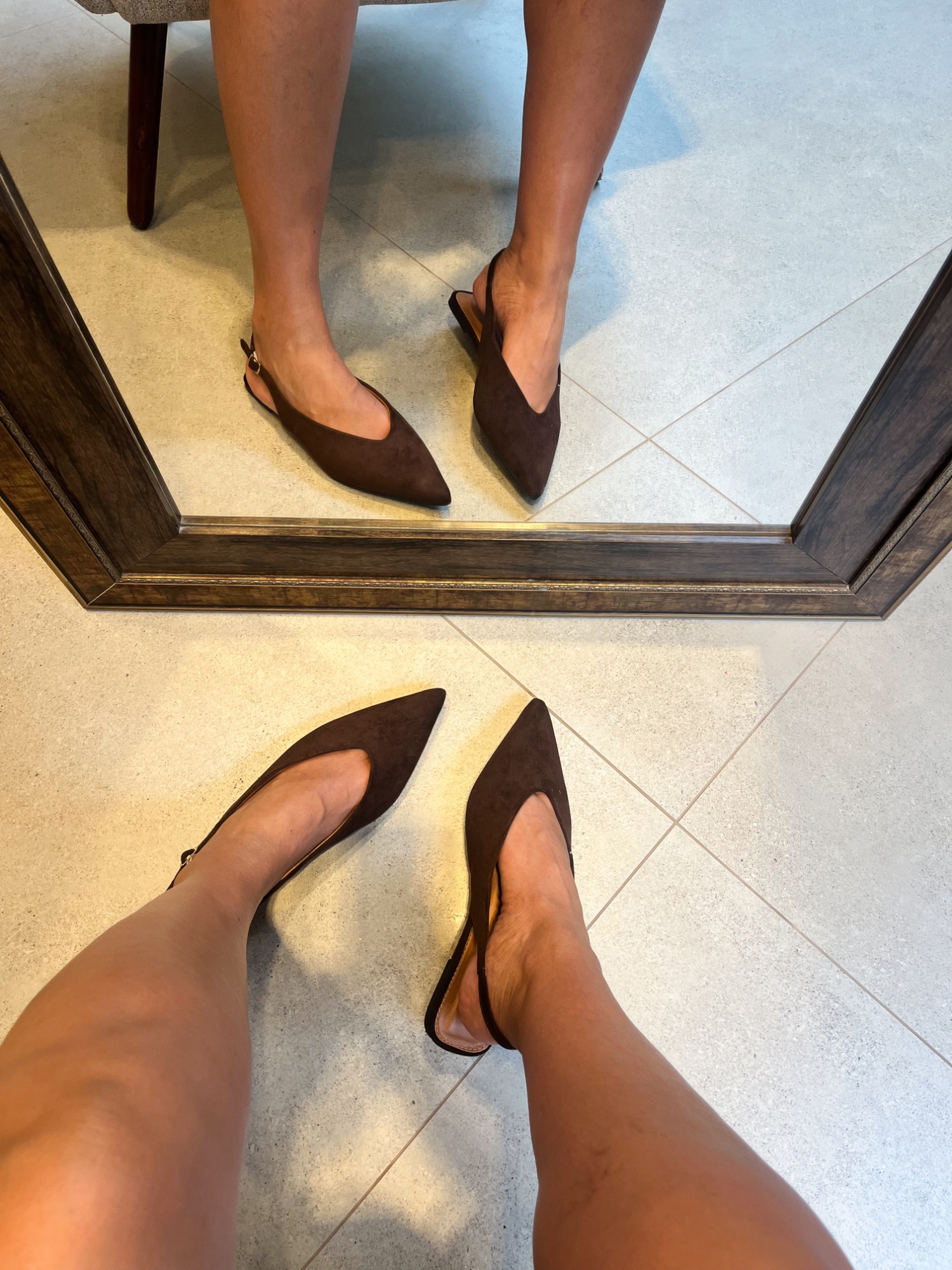 Adri - Sapatilha Slingback Bico Fino em Camurça Chocolate