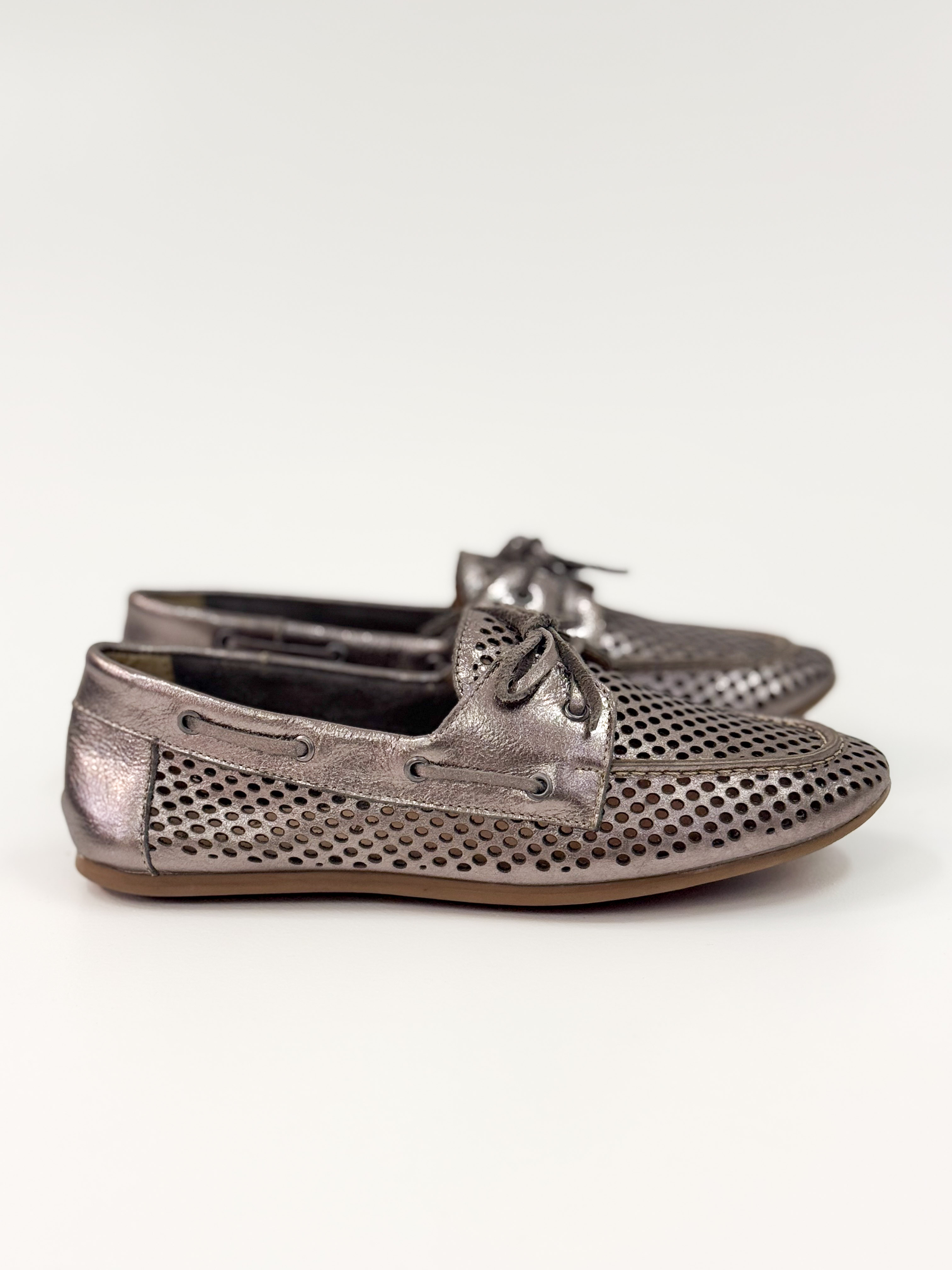 Rose - Mocassim em Couro cor Onix com Detalhes Perfurados e Cadarço