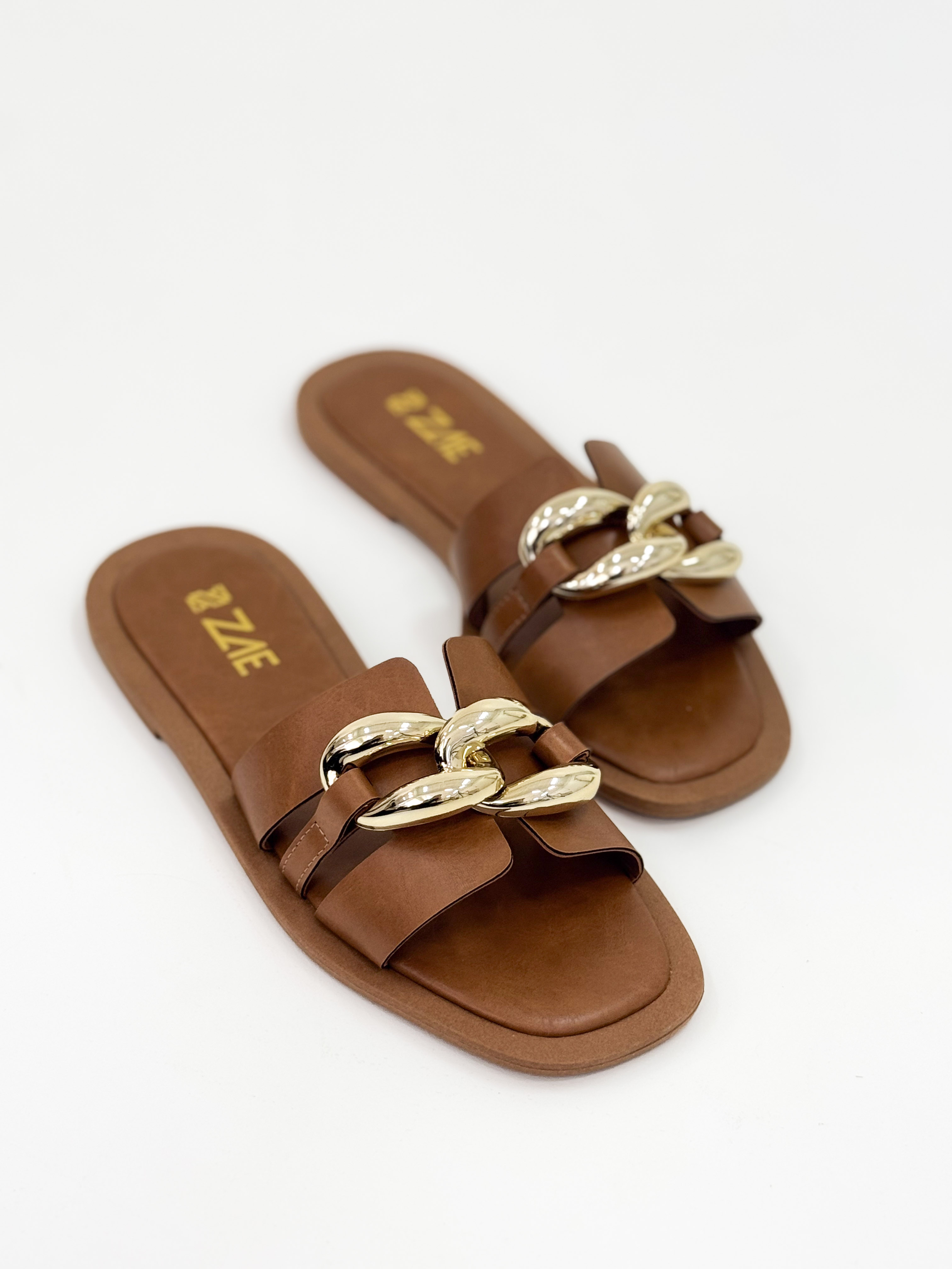 Clau — Chinelo Rasteira Canela com Detalhe Ouro Clau — Chinelo Rasteira Canela com Detalhe Ouro