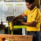 Furadeira DeWalt DWD014-B2 3/8" 600W 220V V.V.R
