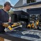 Aparador de Grama Dobrável 20V DCST922BE-B3 DeWalt