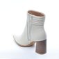 Bota Ramarim Cano Curto Bico Fino Detalhe Costura com Recortes Salto Médio Grosso Off White Bota Ramarim Cano Curto Bico Fino Detalhe Costura com Recortes Salto Médio Grosso Off White