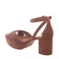 Sandália Meia Pata Bebecê Calcanhar Fechado Salto Grosso Camurça Caramelo Sandália Meia Pata Bebecê Calcanhar Fechado Salto Grosso Camurça Caramelo