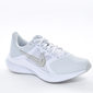 Tênis Nike Downshifter 11 Mesh com Recortes Tela Solado Trabalhado Aplicação Logo Cinza e Branco Tênis Nike Downshifter 11 Mesh com Recortes Tela Solado Trabalhado Aplicação Logo Cinza e Branco
