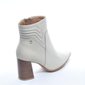 Bota Ramarim Cano Curto Bico Fino Detalhe Costura com Recortes Salto Médio Grosso Off White Bota Ramarim Cano Curto Bico Fino Detalhe Costura com Recortes Salto Médio Grosso Off White