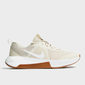 Tênis Nike Mc Trainer 3 Tecnologia Flexibilidade Amortecimento Tecido Trabalhado Lateral Logo Bege