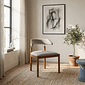 Cadeira Gubbio Estofada em Madeira Maciça com Design Envolvente e Conforto Acolhedor Cadeira Gubbio Estofada em Madeira Maciça com Design Envolvente e Conforto Acolhedor