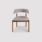 Cadeira Gubbio Estofada em Madeira Maciça com Design Envolvente e Conforto Acolhedor Cadeira Gubbio Estofada em Madeira Maciça com Design Envolvente e Conforto Acolhedor