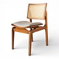 Cadeira Dubai no Imbuia Glaze Encosto Rattan Estofada Facto Pérola Cadeira Dubai no Imbuia Glaze Encosto Rattan Estofada Facto Pérola