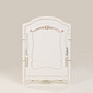 Kit Lilie Berço 2 em 1 e Cômoda 8 Gavetas em Madeira Maciça Branco com Detalhes Provençal Kit Lilie Berço 2 em 1 e Cômoda 8 Gavetas em Madeira Maciça Branco com Detalhes Provençal