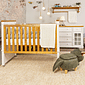 Kit Encanto Berço 2 em 1 e Cômoda 4 Gavetas e 1 Porta com Vidro em Madeira Maciça Branco + Mel Kit Encanto Berço 2 em 1 e Cômoda 4 Gavetas e 1 Porta com Vidro em Madeira Maciça Branco + Mel