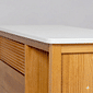 Cômoda Zig 4 Gavetas e 1 Porta de Madeira Maciça Mel com Tampo Branco Cômoda Zig 4 Gavetas e 1 Porta de Madeira Maciça Mel com Tampo Branco