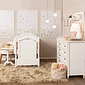 Kit Lilie Berço 2 em 1 e Cômoda 8 Gavetas em Madeira Maciça Branco com Detalhes Provençal Kit Lilie Berço 2 em 1 e Cômoda 8 Gavetas em Madeira Maciça Branco com Detalhes Provençal