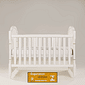 Kit Lilie Berço 2 em 1 e Cômoda 8 Gavetas em Madeira Maciça Branco com Detalhes Provençal Kit Lilie Berço 2 em 1 e Cômoda 8 Gavetas em Madeira Maciça Branco com Detalhes Provençal