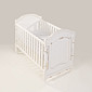 Kit Lilie Berço 2 em 1 e Cômoda 8 Gavetas em Madeira Maciça Branco com Detalhes Provençal Kit Lilie Berço 2 em 1 e Cômoda 8 Gavetas em Madeira Maciça Branco com Detalhes Provençal