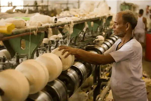 Produção de tapetes artesanais indianos