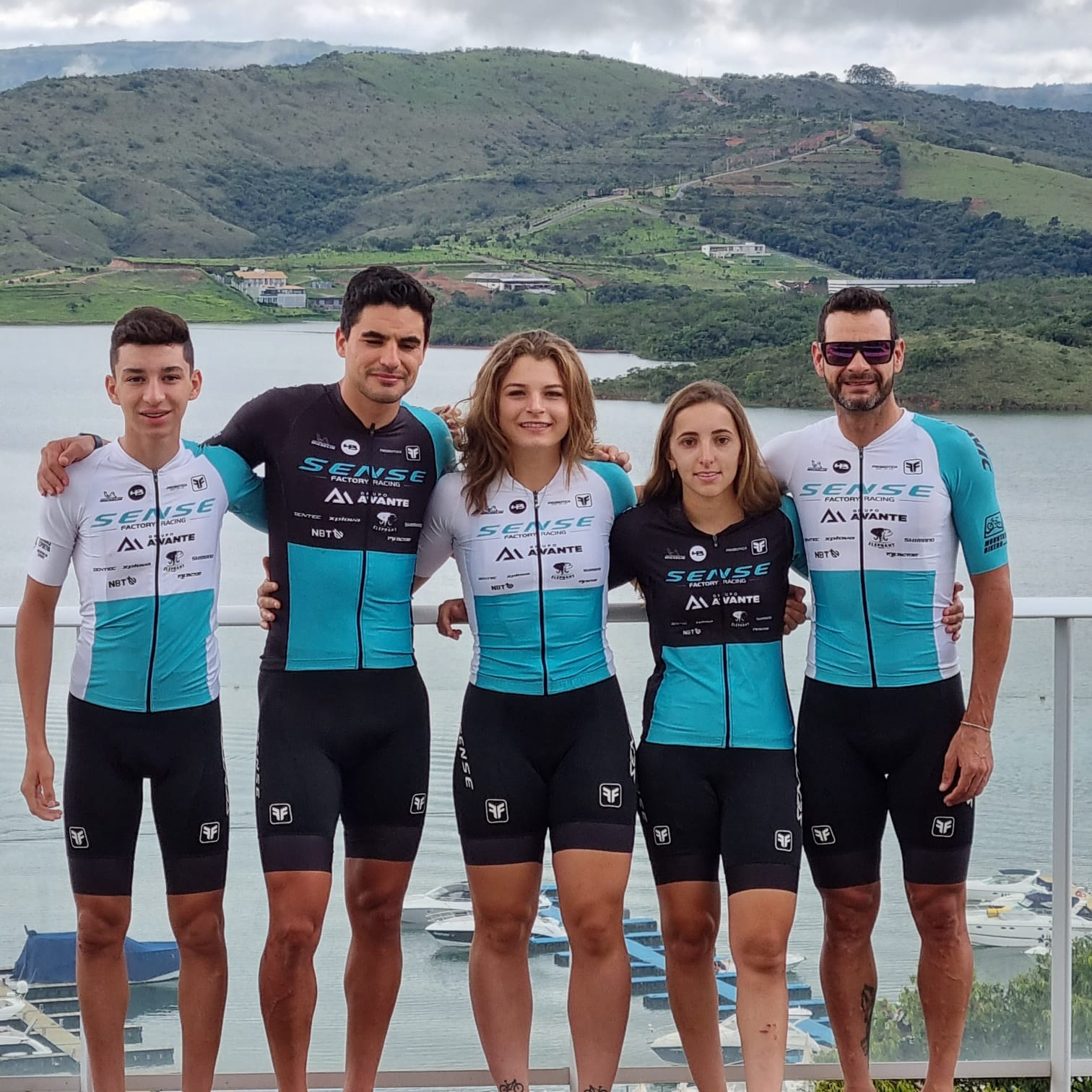 Equipe Sense Factory Racing 2023. Da esquerda para direita: Leonardo Castro, Luiz Cocuzzi, Marcela Lima, Giuliana Morgen e Rubens Valeriano.