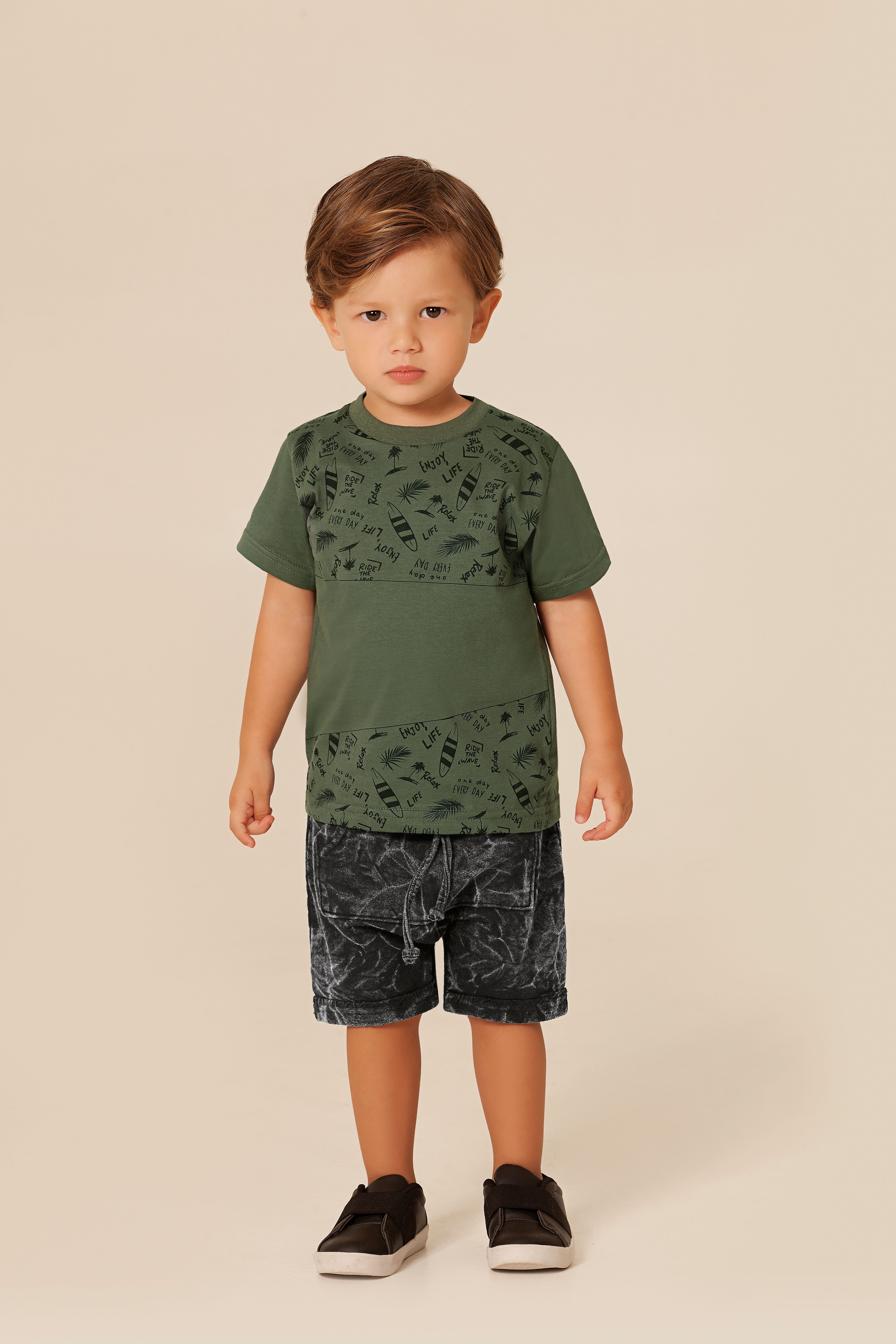 Criança vestindo bermuda saruel