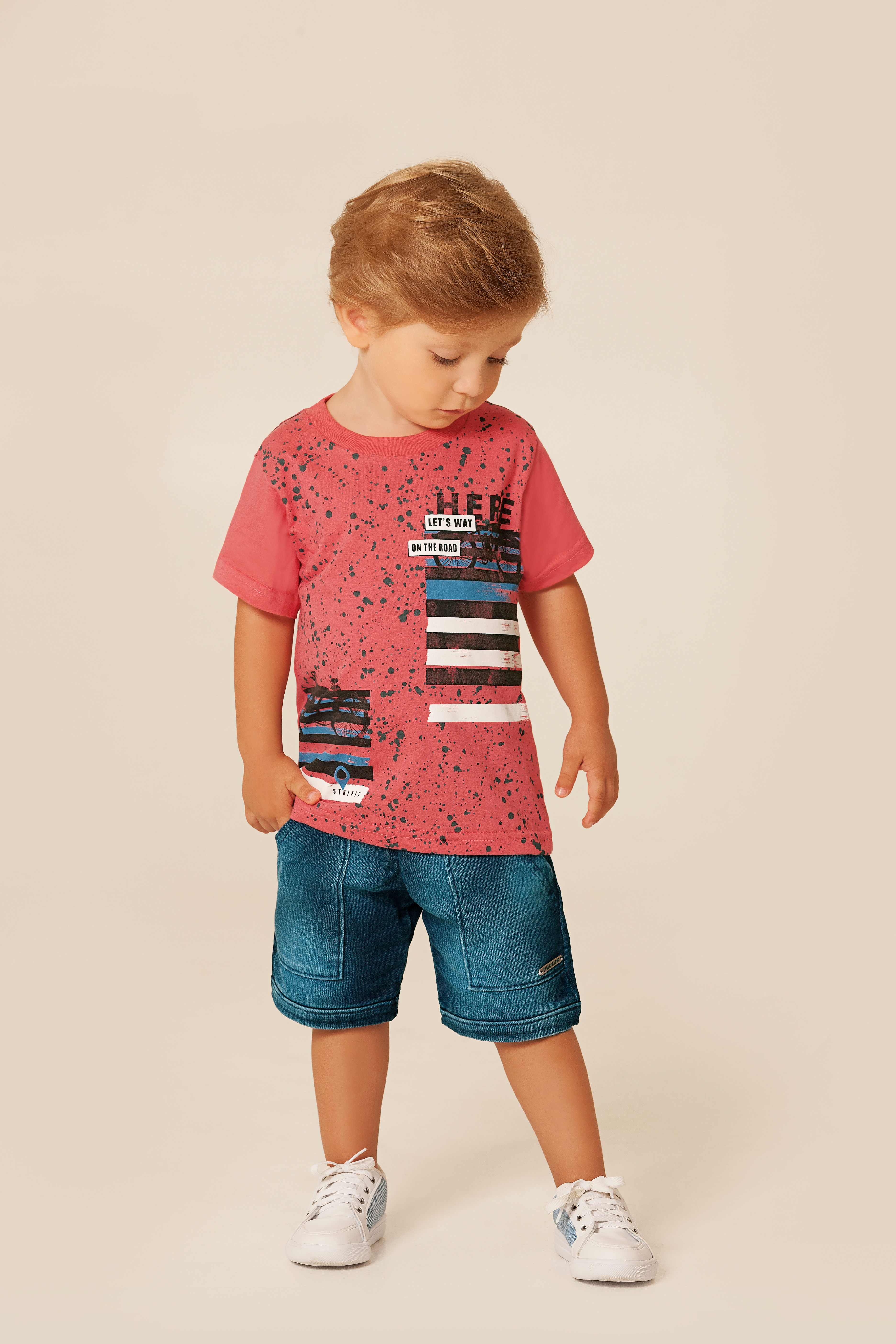 Menino usando camiseta de cor vibrante e bermuda