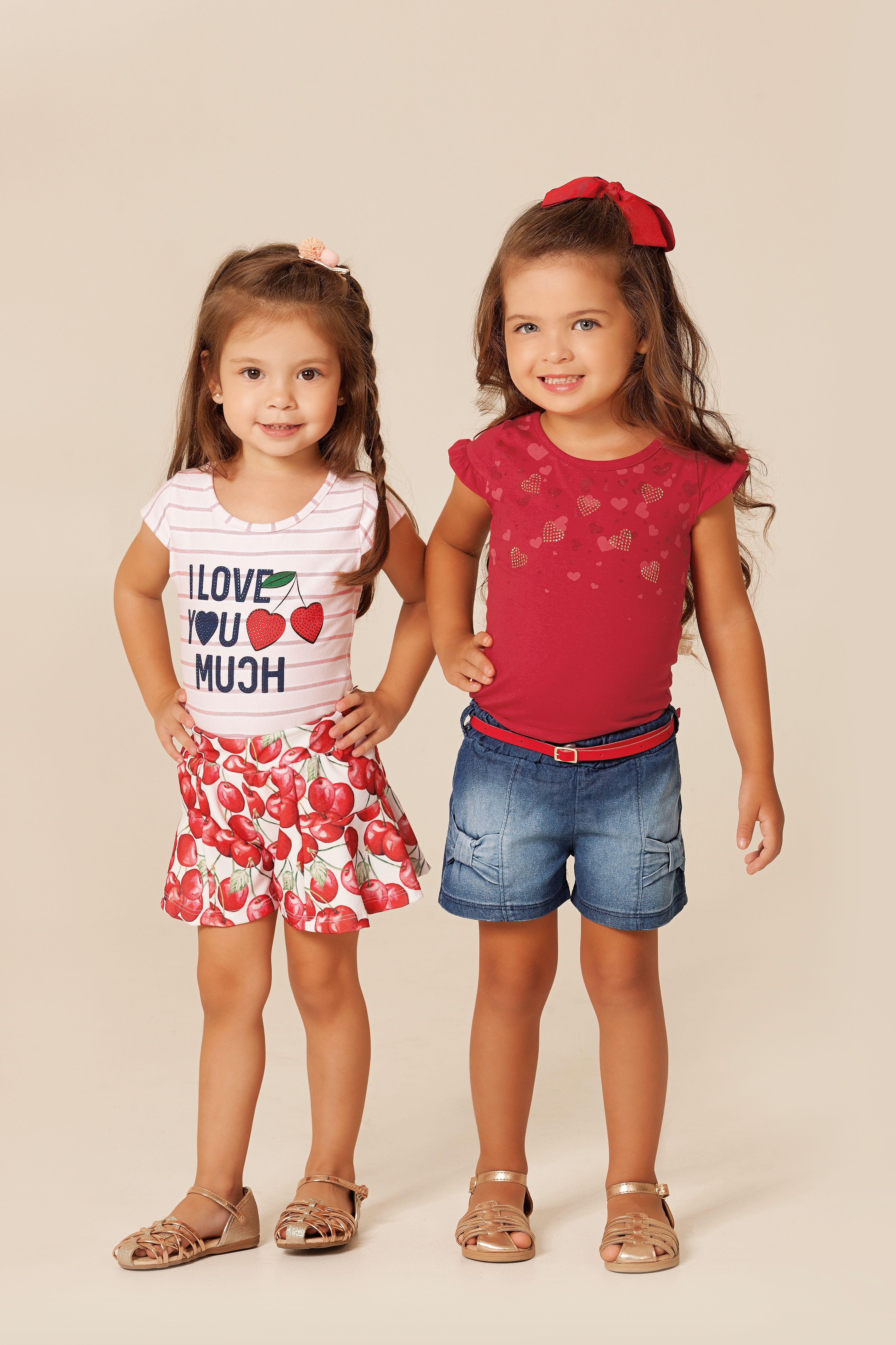 Meninas vestindo roupas de verão