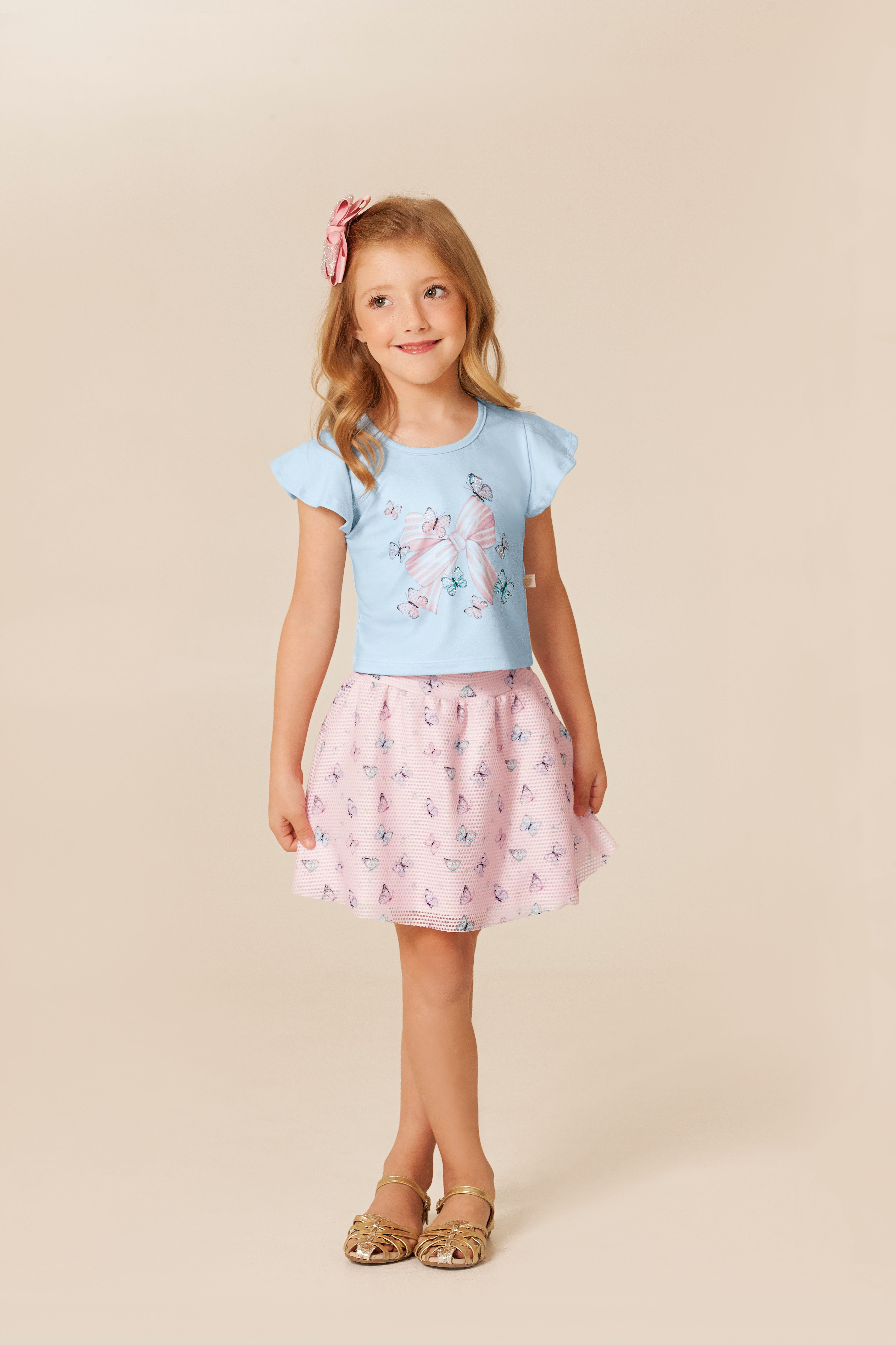 Menina usando cropped infantil e saia