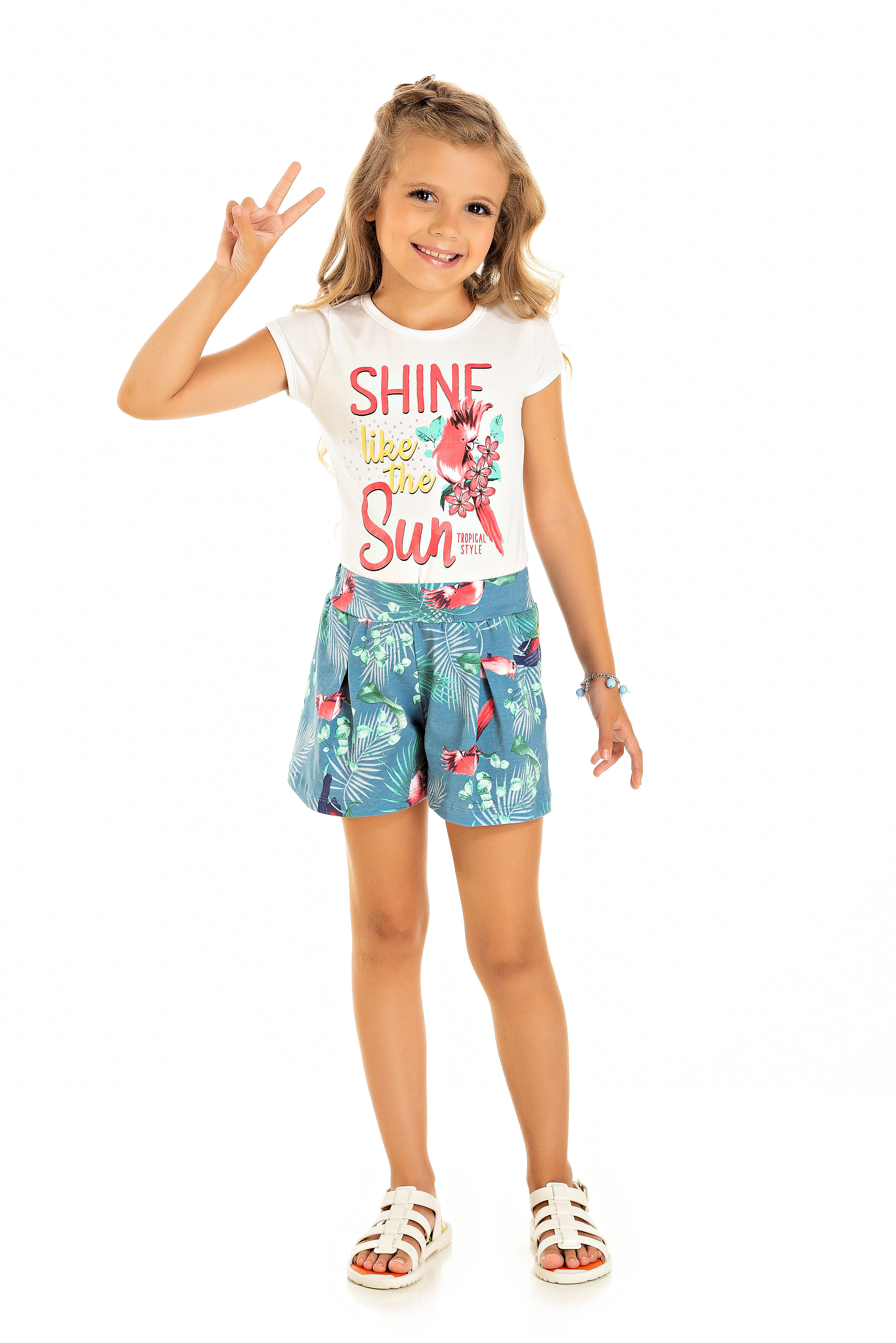 Menina vestindo blusa e shorts