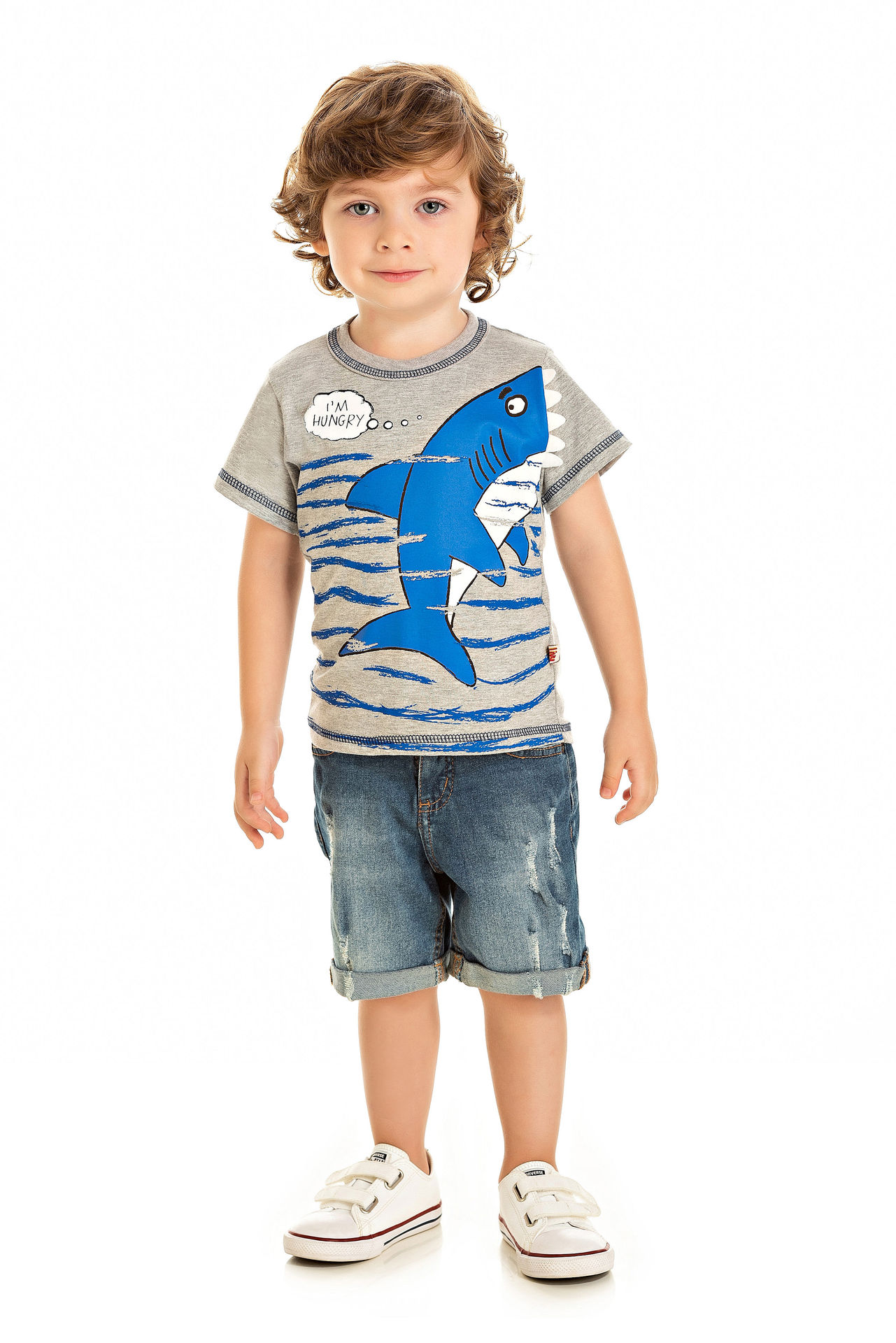 Menino vestindo camiseta com um tubarão estampado e bermuda