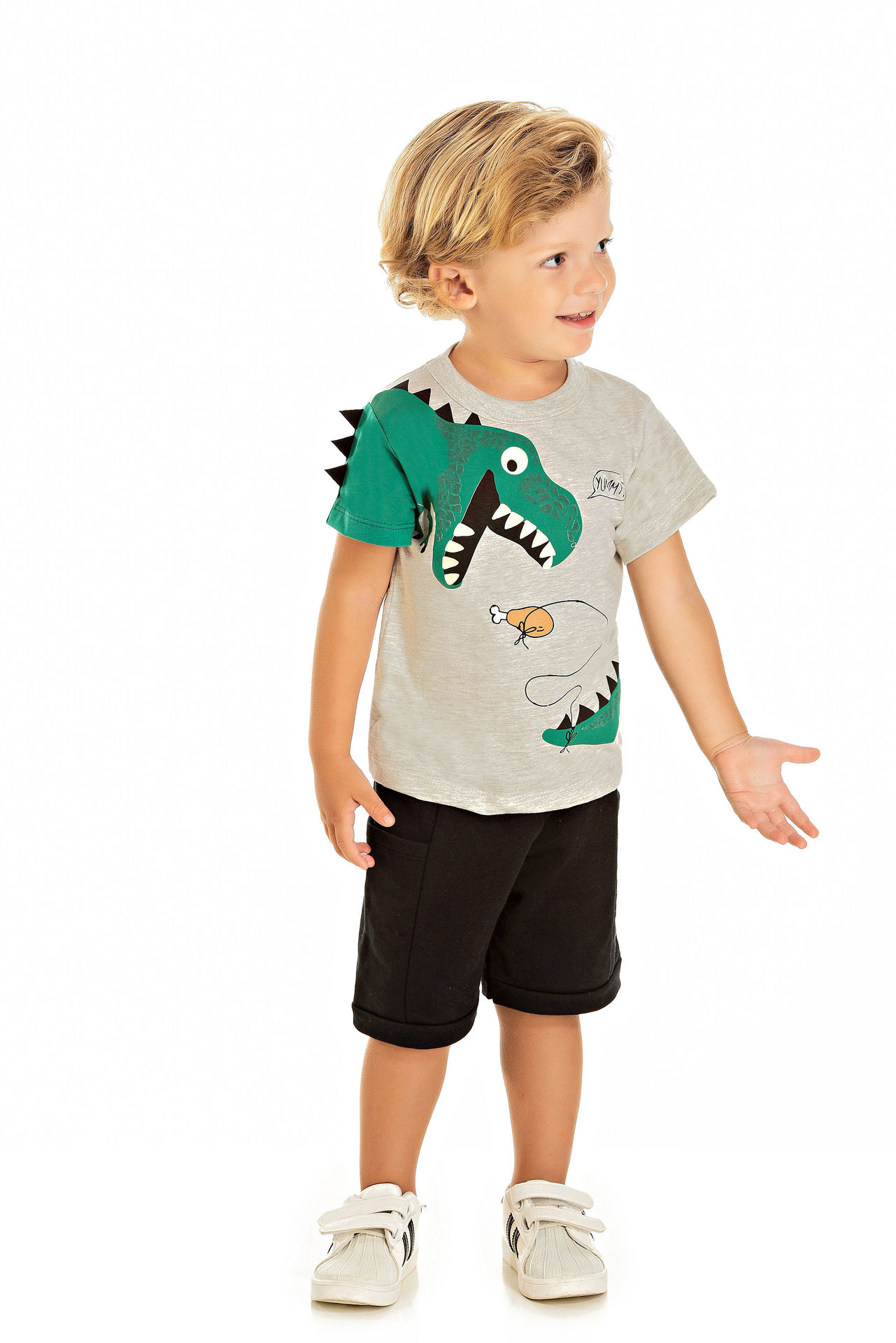 Menino vestindo camiseta estampada e bermuda