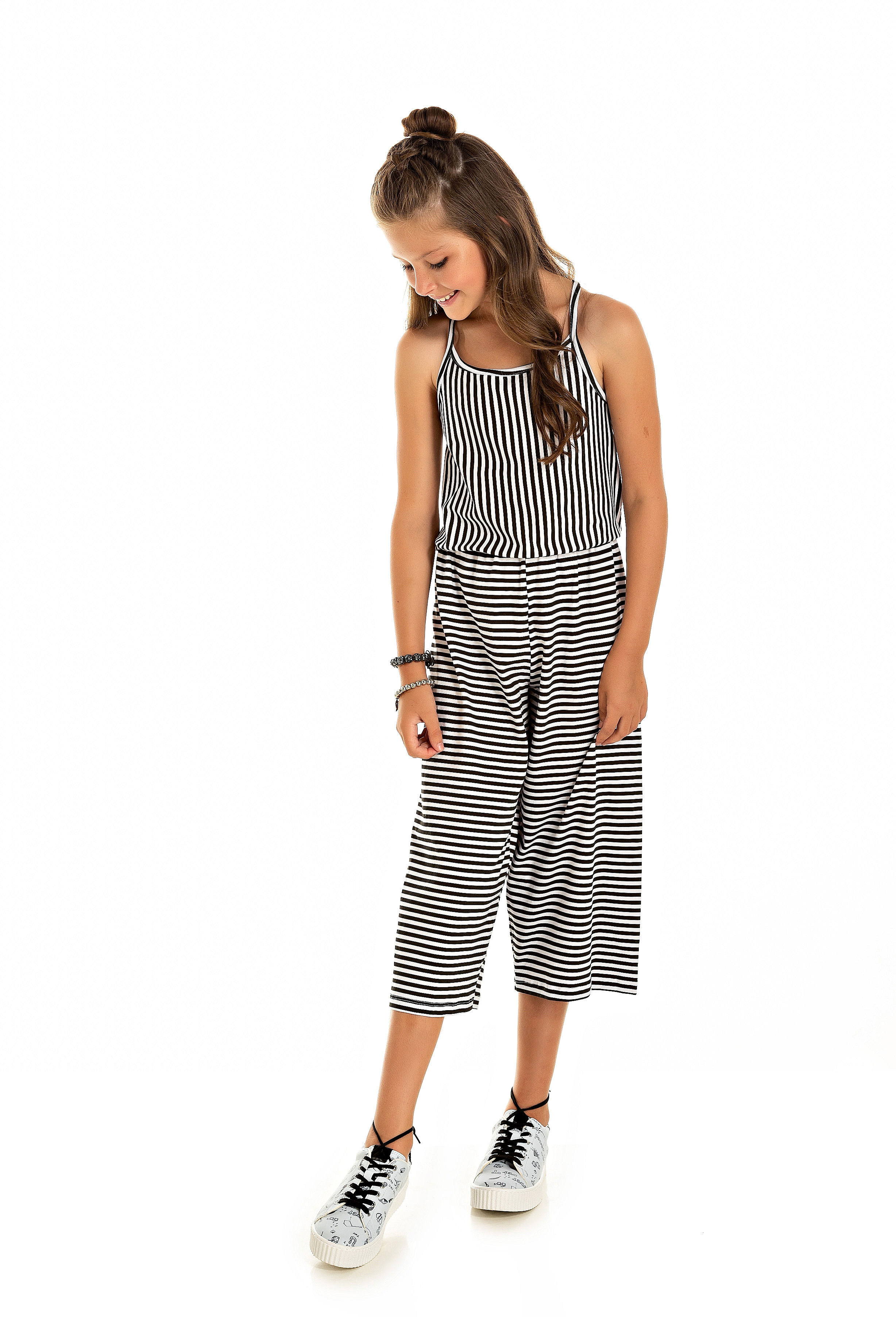 Menina usando macacão listrado