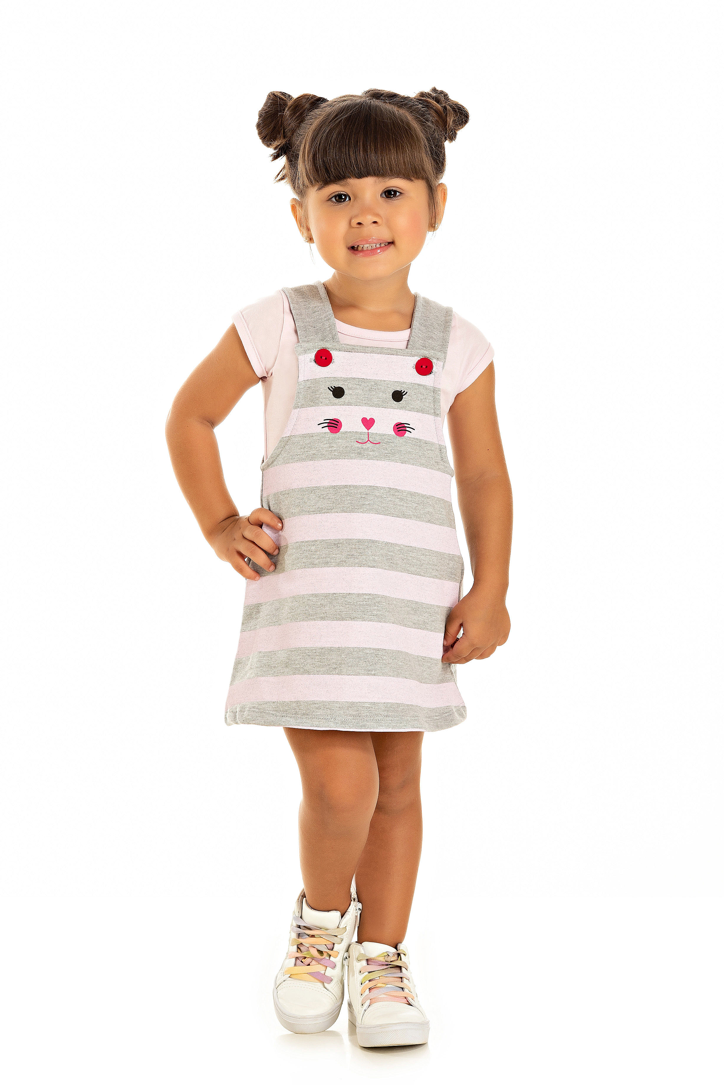 Menina usando vestido listrado